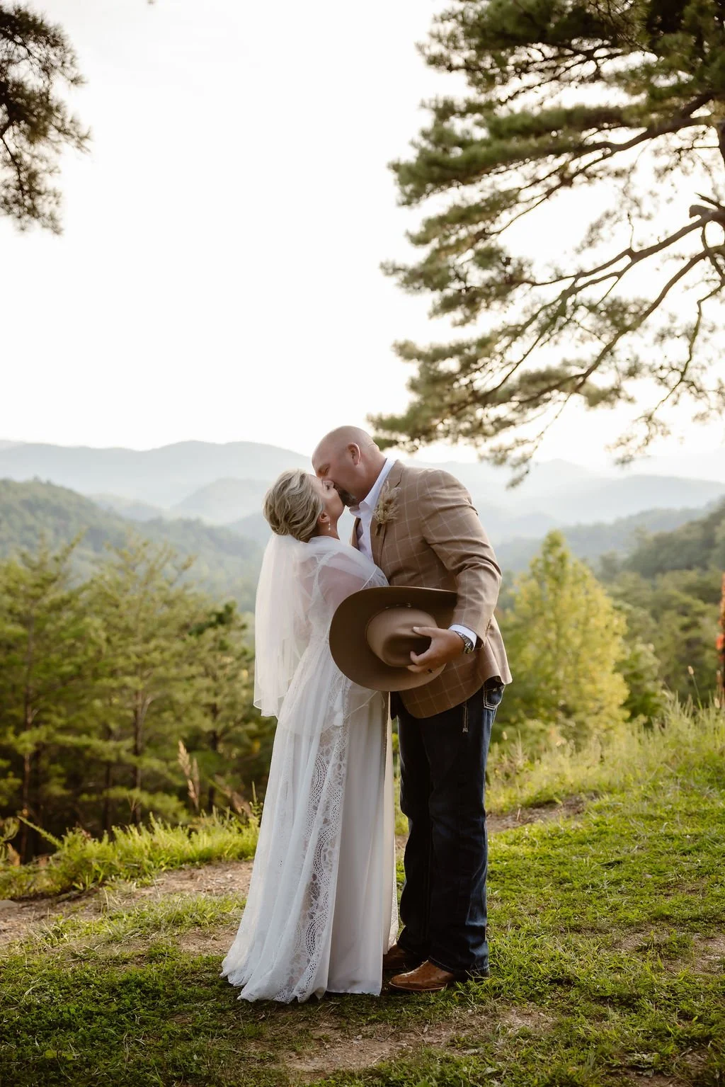 gatlinburg-elopement-sunset-wedding-kiss