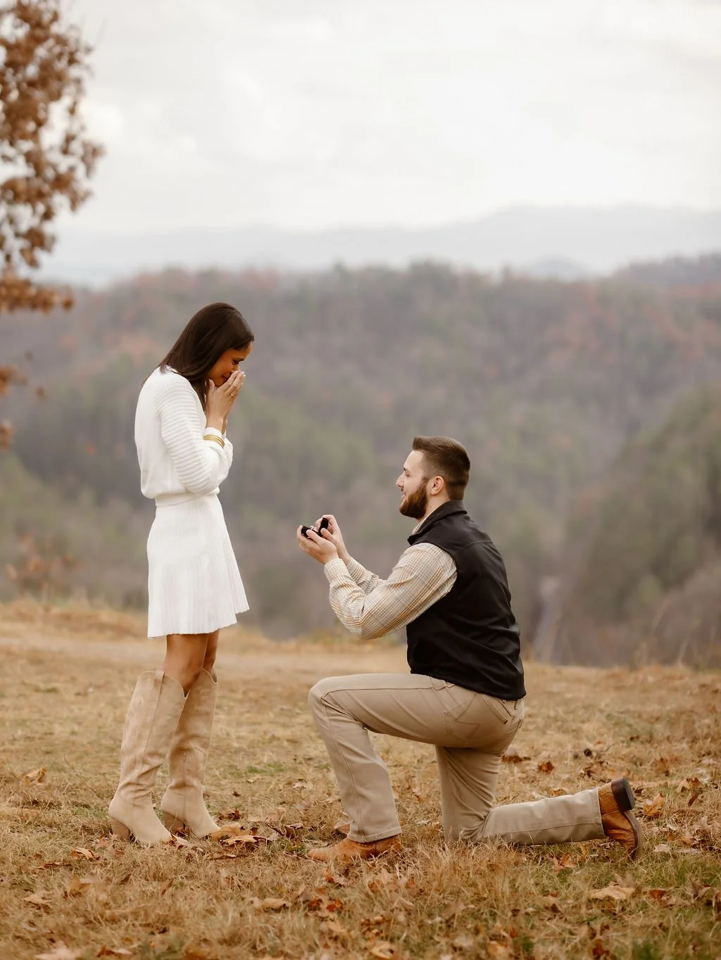 Engagement-Photos-Clothes-and-Outfits-The-Ultimate-Guide-for-Every-season-gatlinburg-proposal