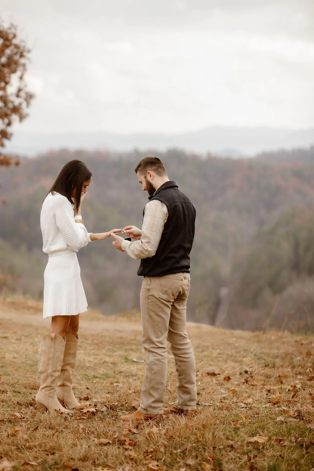 Engagement-Photos-Clothes-and-Outfits-The-Ultimate-Guide-for-Every-season-Gatlinburg-proposal-photography
