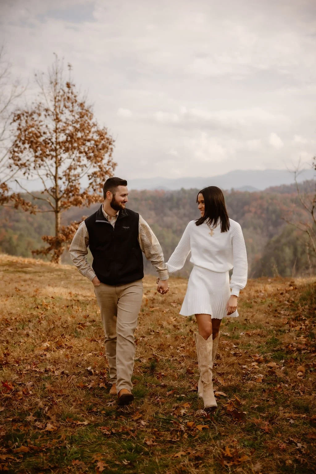 Engagement-Photos-Clothes-and-Outfits-The-Ultimate-Guide-for-Every-season-Gatlinburg-engagement