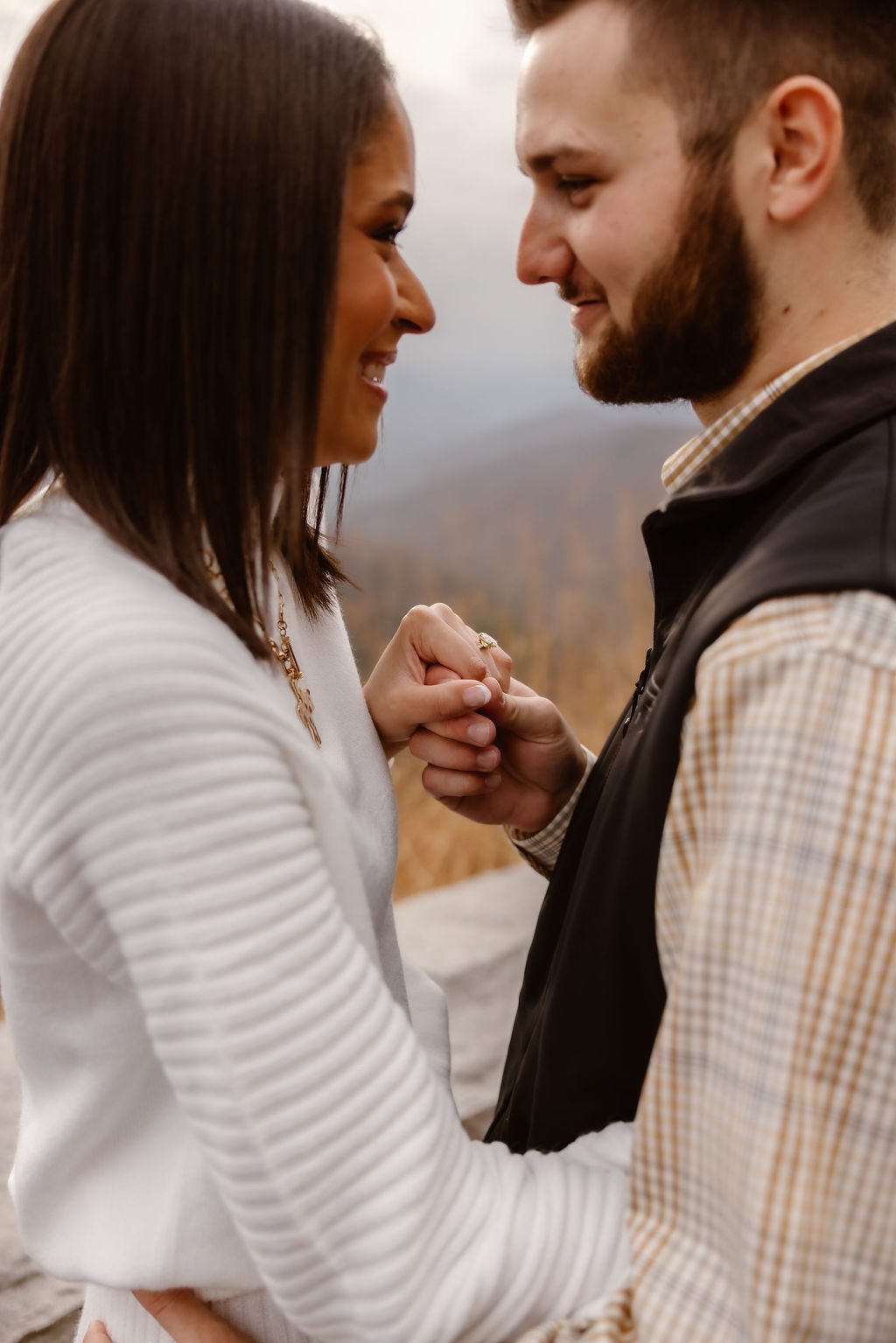 Engagement-Photos-Clothes-and-Outfits-The-Ultimate-Guide-for-Every-season-Gatlinburg-engagement-pictures