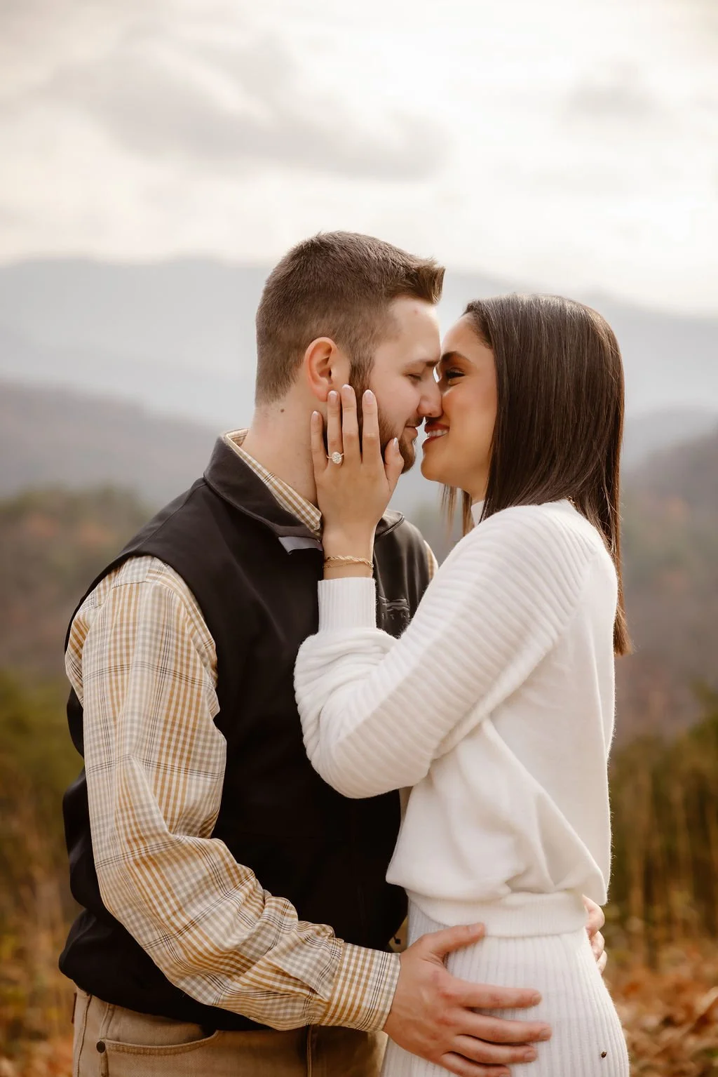 Engagement-Photos-Clothes-and-Outfits-The-Ultimate-Guide-for-Every-season-Gatlinburg-engagement-foothills-parkway