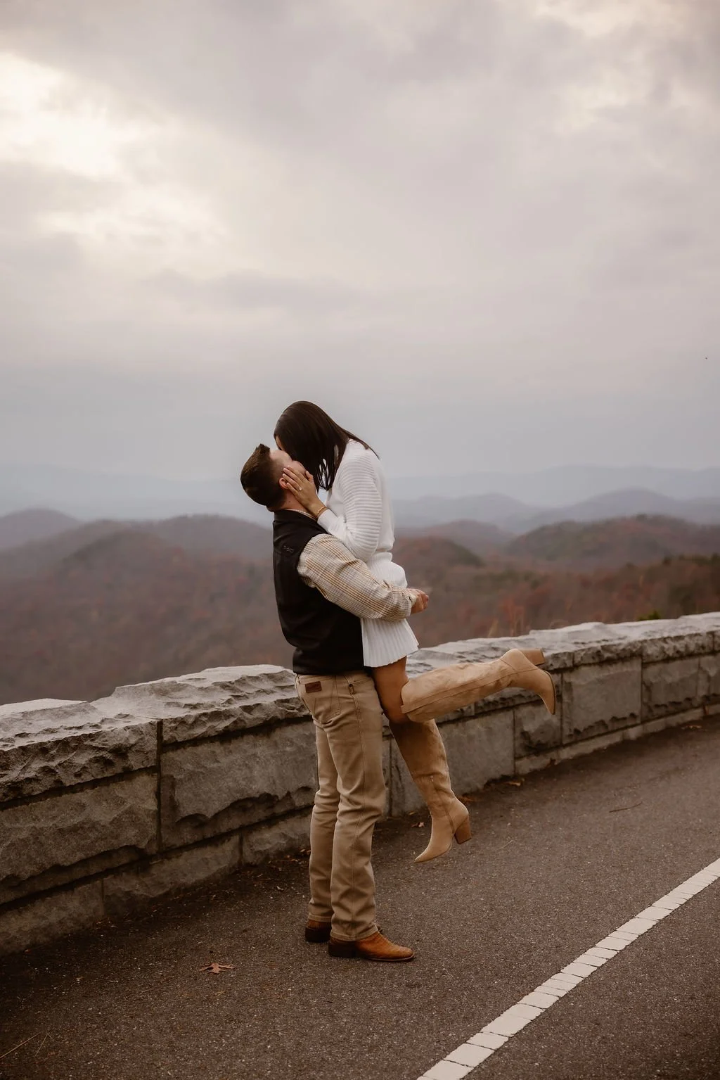 Engagement-Photos-Clothes-and-Outfits-The-Ultimate-Guide-for-Every-season-Smoky-mountain-engagement-photographer