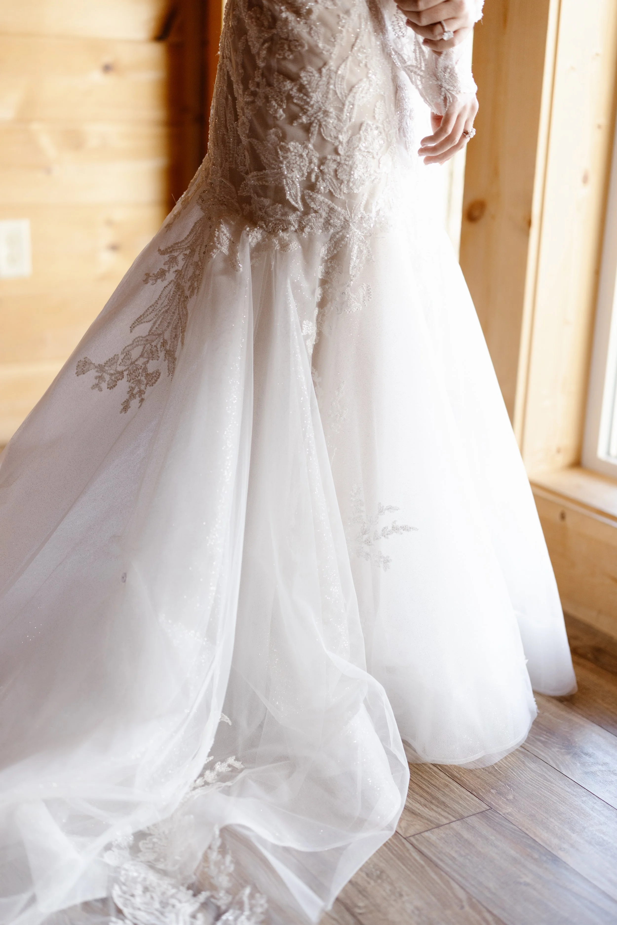 lauren-reeves-photography-gatlinburg-photographer-0077parkside-resort-pigeon-forge-wedding-wedding-dress