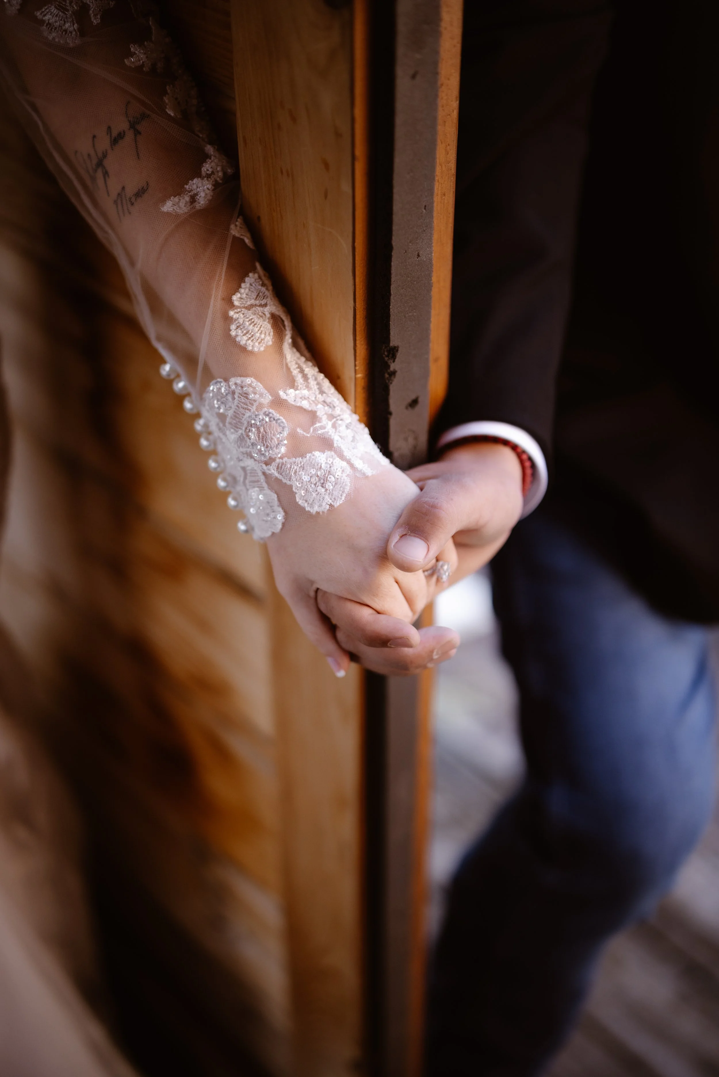 lauren-reeves-photography-gatlinburg-photographer-0077parkside-resort-pigeon-forge-wedding-hand-holding