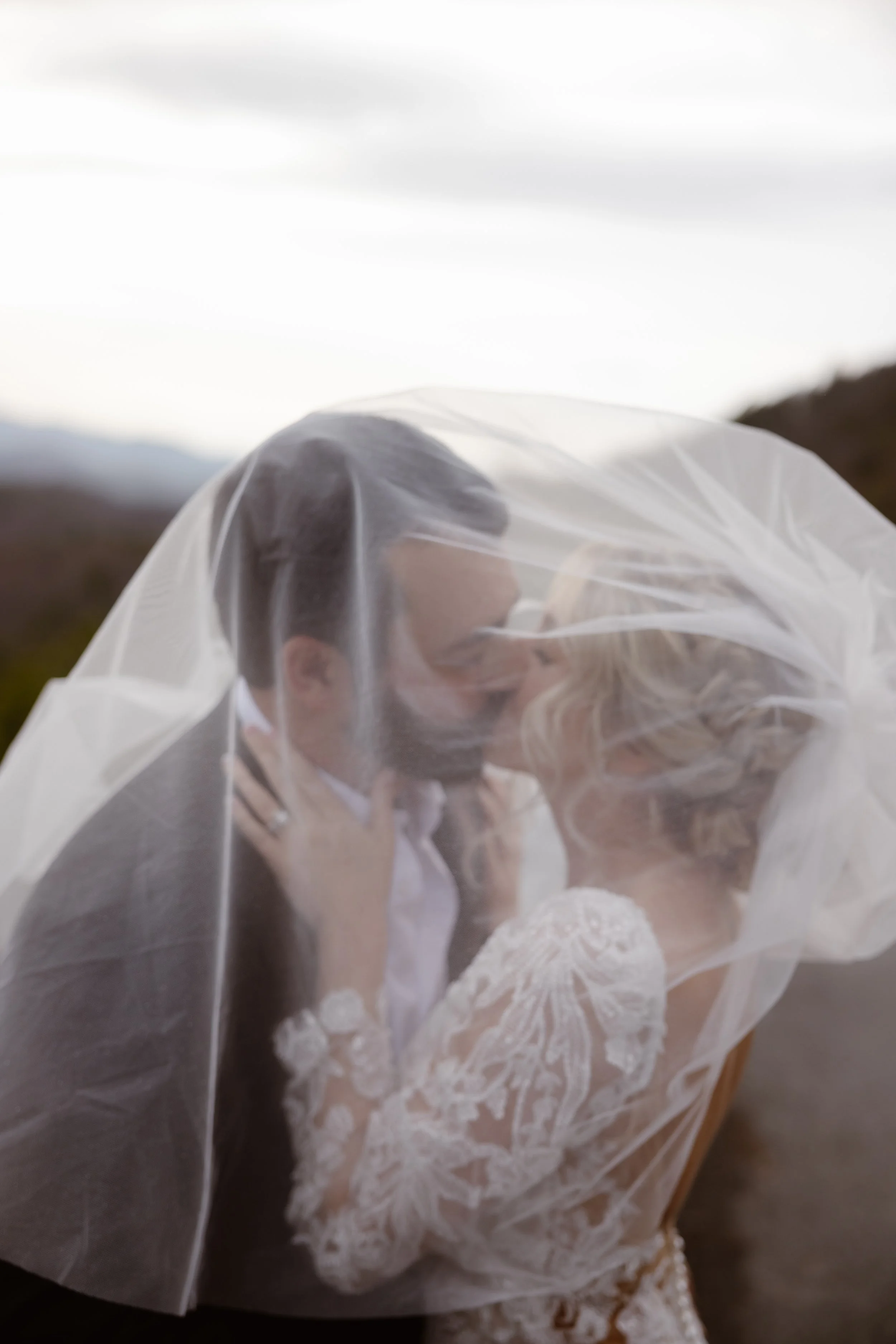 lauren-reeves-photography-gatlinburg-photographer-0077parkside-resort-pigeon-forge-wedding-kiss