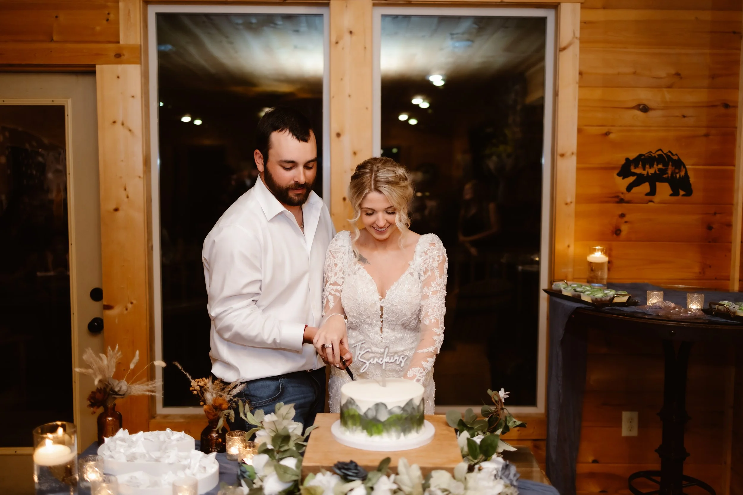 lauren-reeves-photography-gatlinburg-photographer-0077parkside-resort-pigeon-forge-wedding-cake-cutting