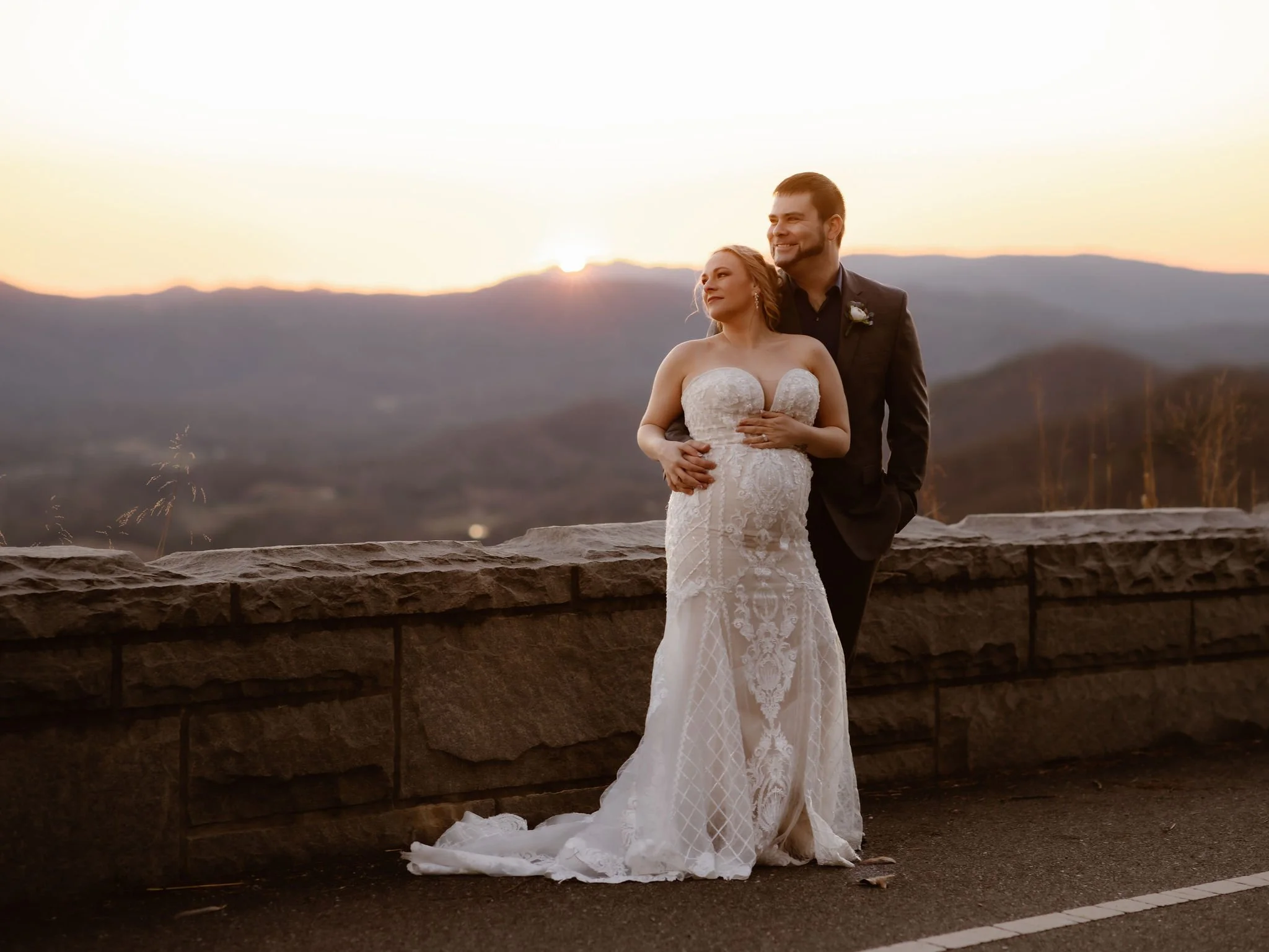 pregnant-wedding-pictures-how-to-hide-my-pregnancy-golden-hour-wedding-photos