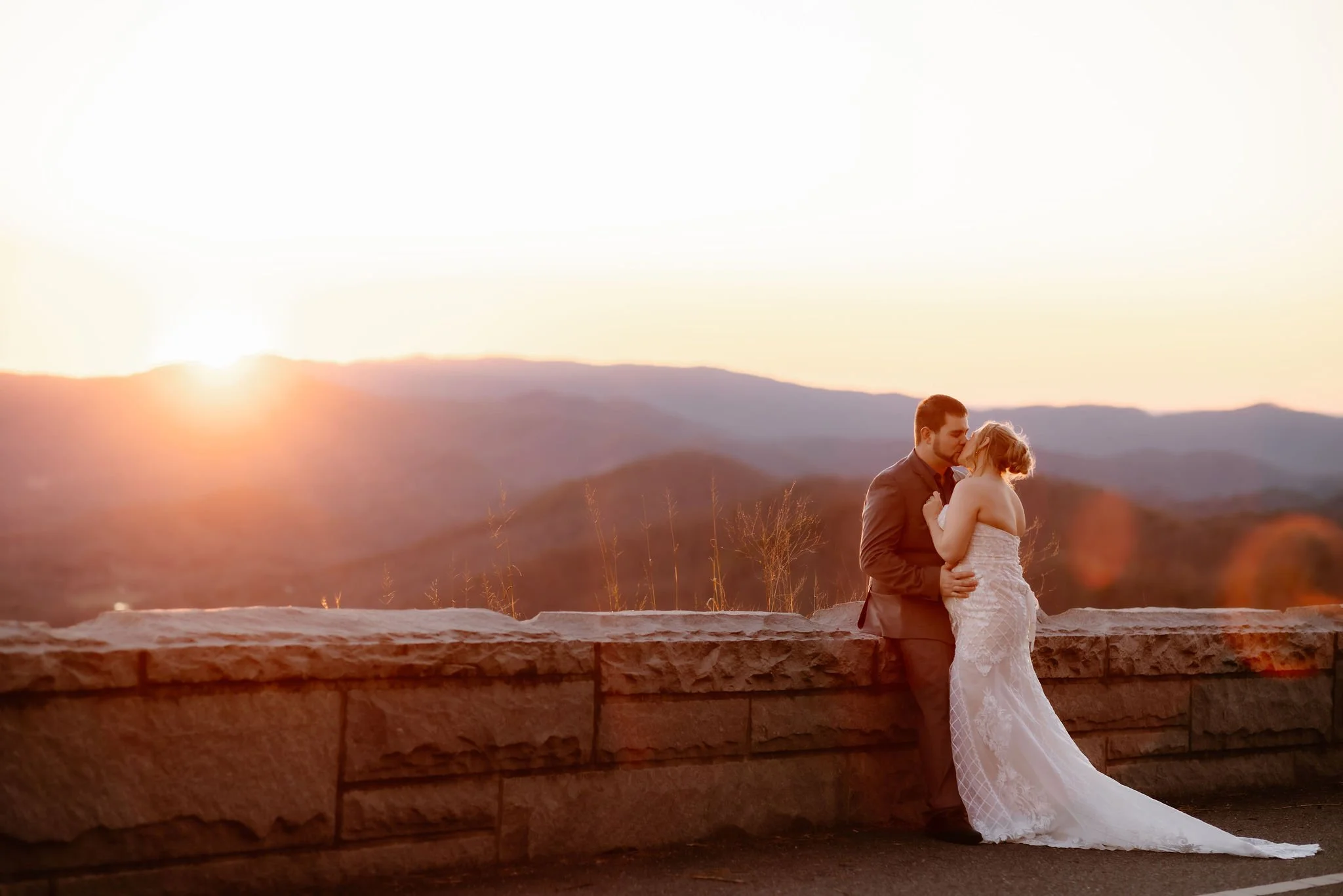 Pregnant Wedding Pictures: How to Hide The Bump
