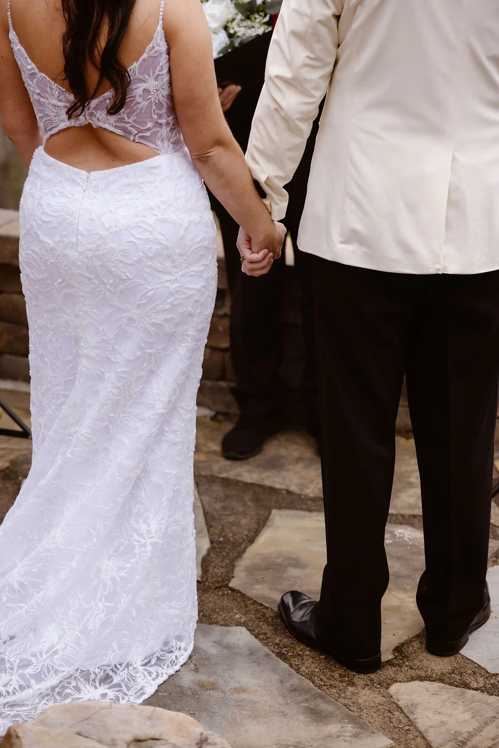 guide-to-gatlinburg-wedding-cabins-ceremony
