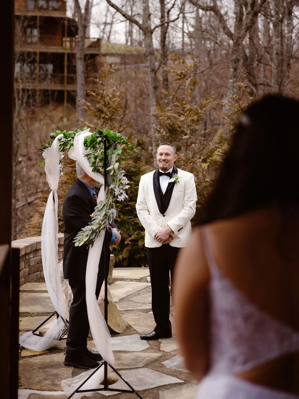 guide-to-gatlinburg-wedding-cabins-ceremony