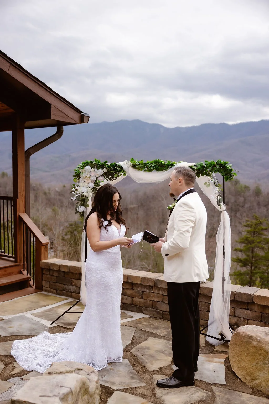 guide-to-gatlinburg-wedding-cabins-ceremony