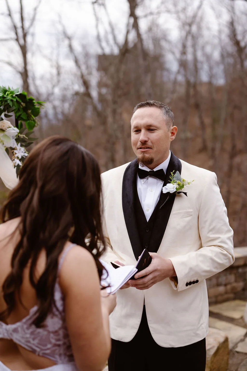 guide-to-gatlinburg-wedding-cabins-ceremony