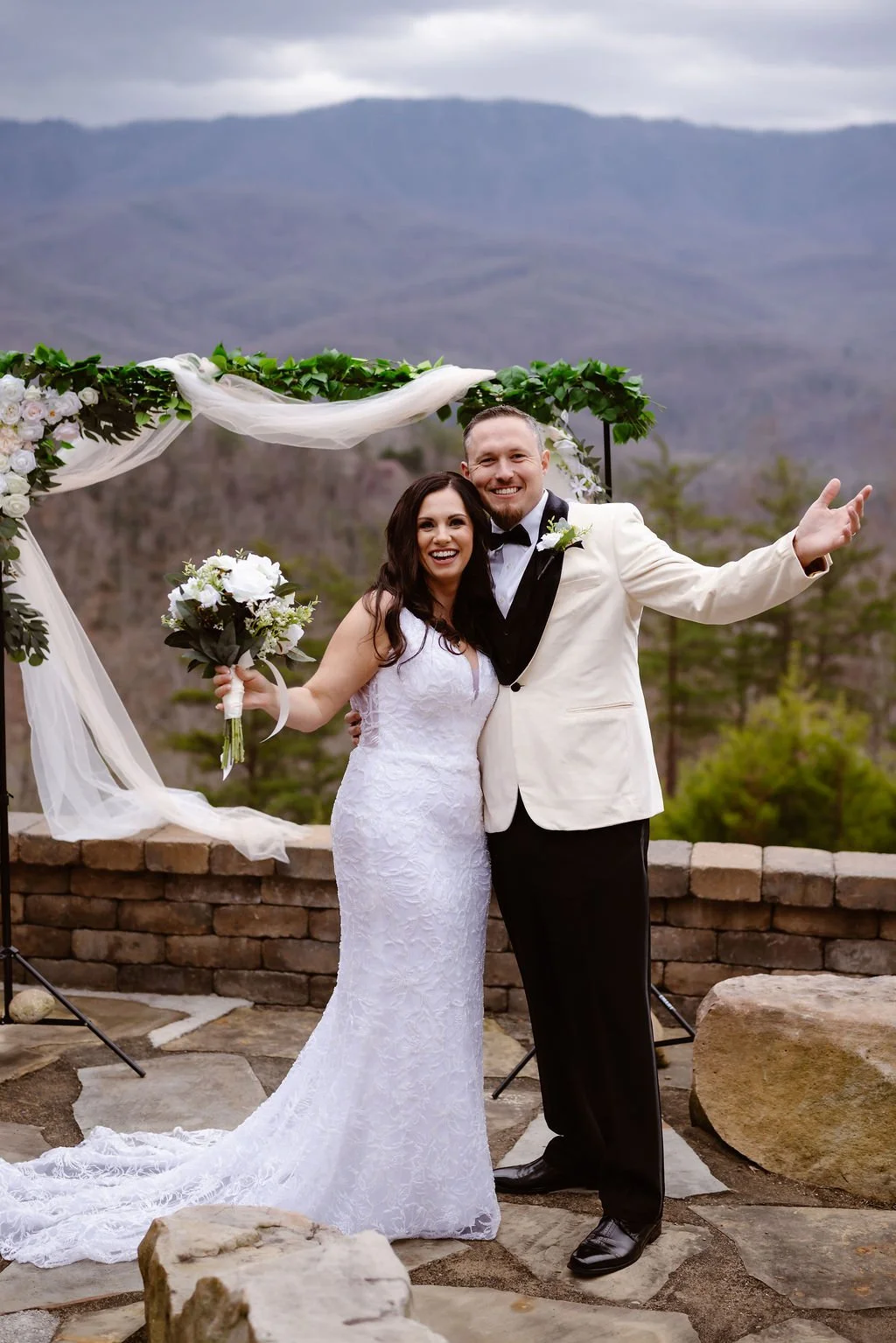 guide-to-gatlinburg-wedding-cabins-bridal