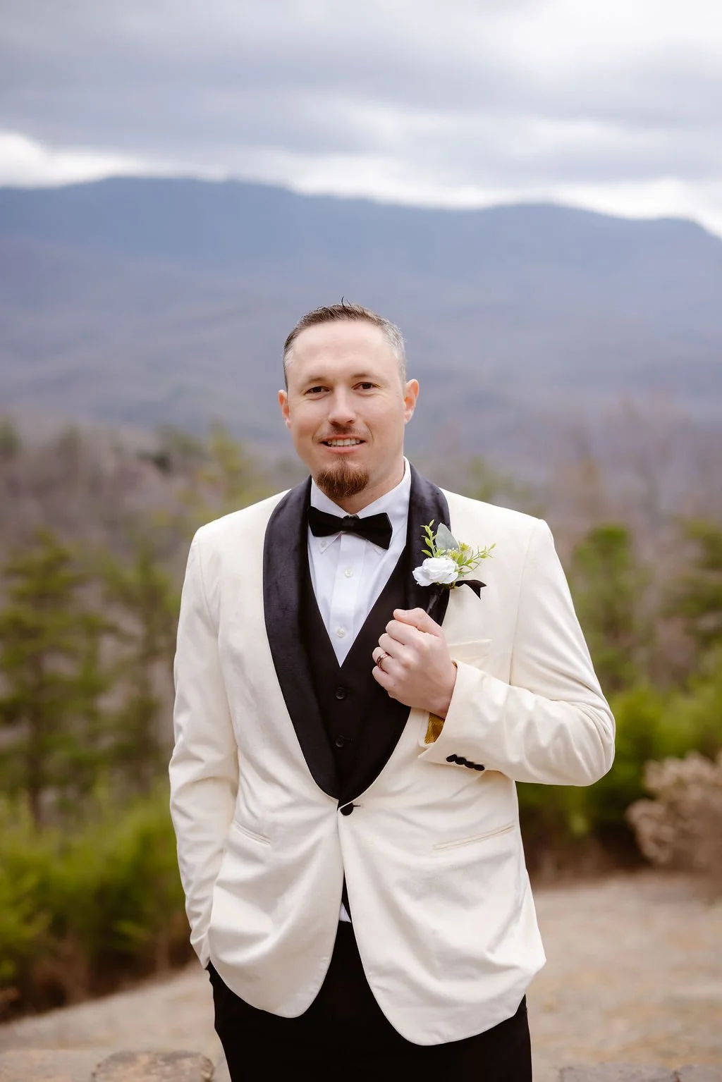 guide-to-gatlinburg-wedding-cabins-groom