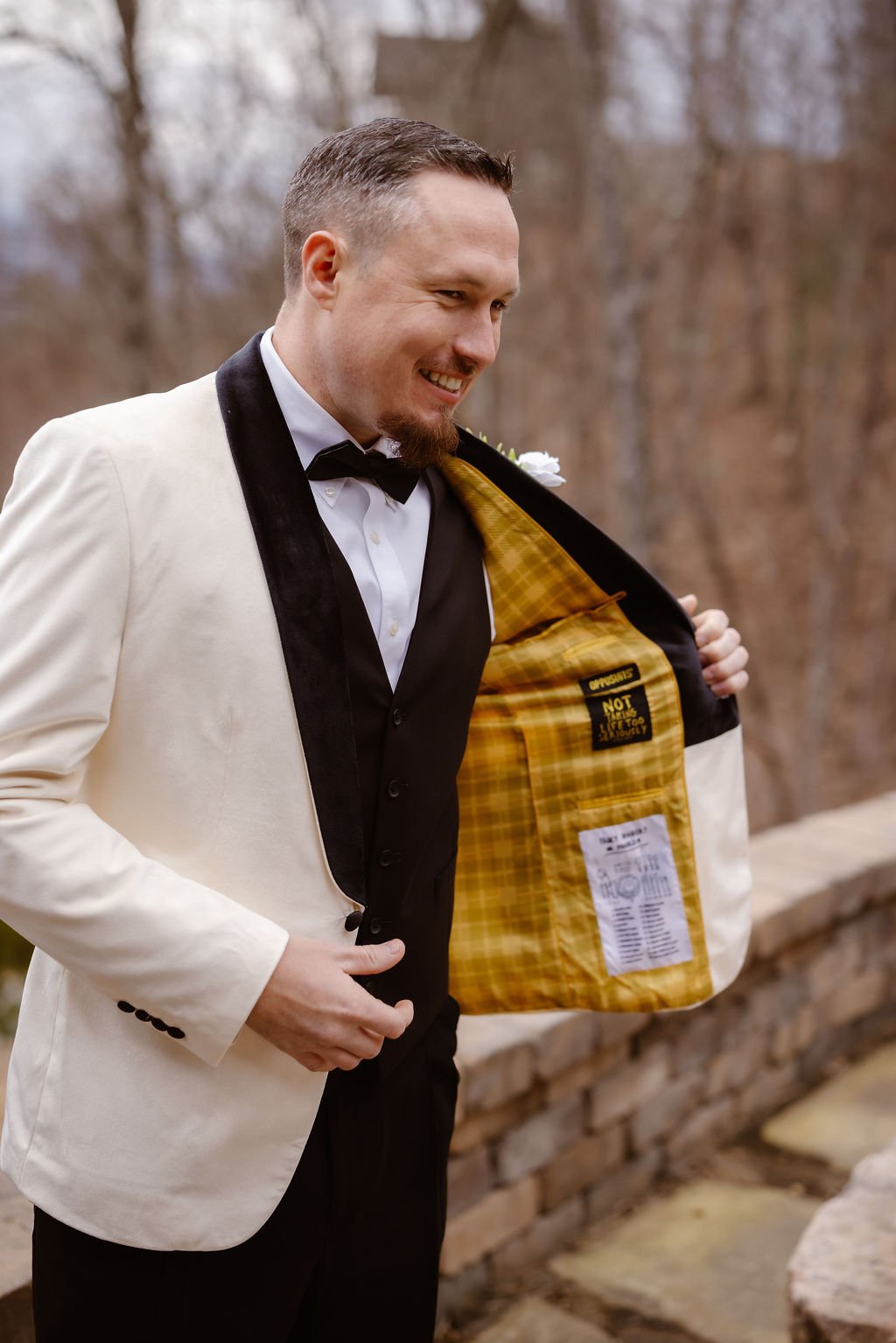 guide-to-gatlinburg-wedding-cabins-groom
