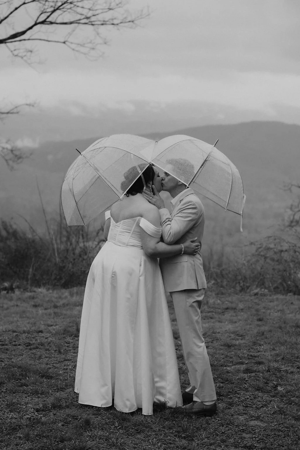 How-To-Pick-a-Wedding-Date-gatlinburg-elopement-umbrellas