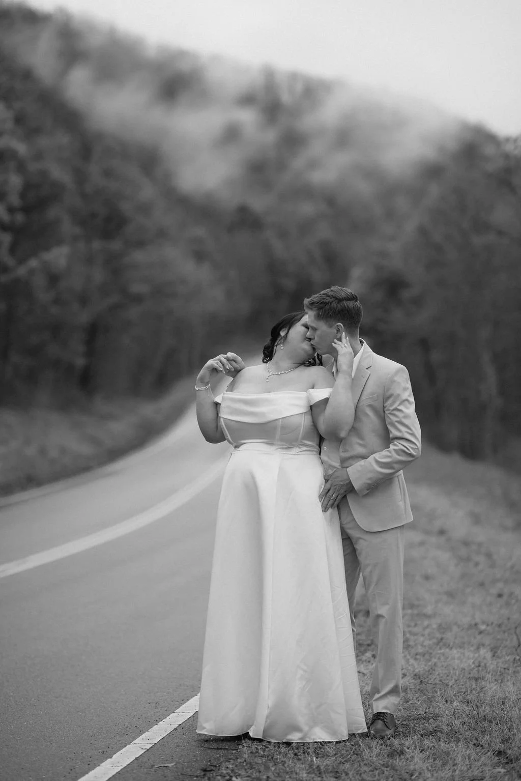 How-To-Pick-a-Wedding-Date-gatlinburg-elopement-black-and-white