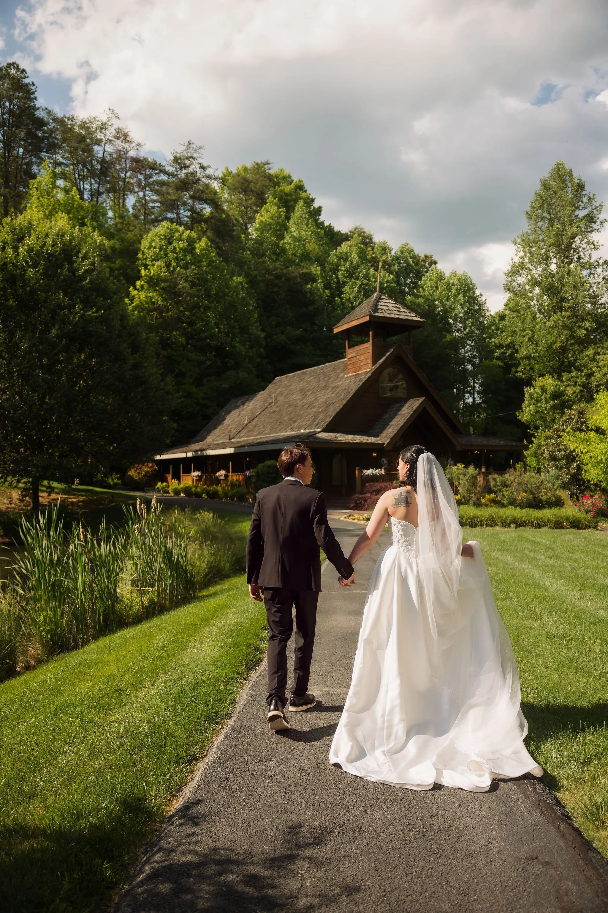 Elope-to-the-Little-Log-Chapel-in-Gatlinburg