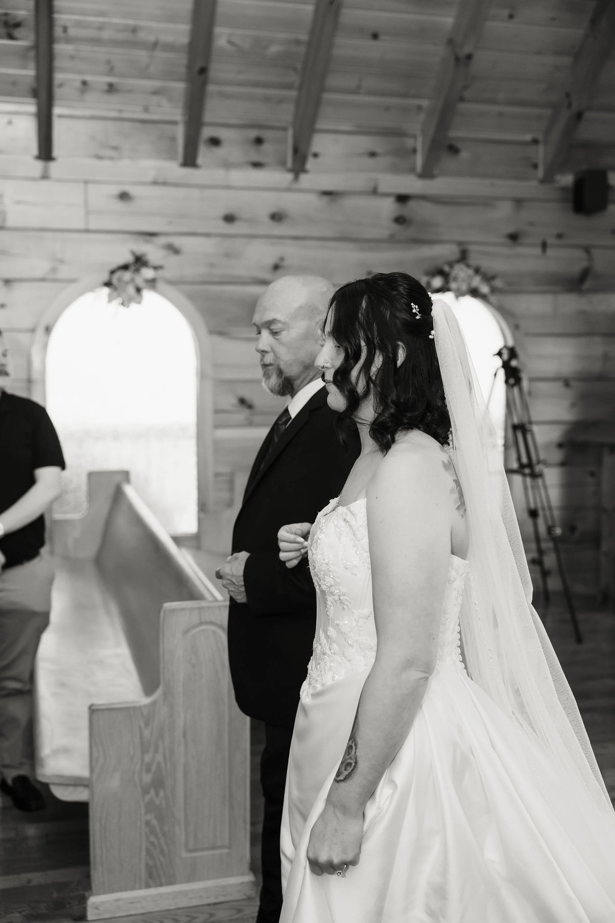 Elope-to-the-Little-Log-Chapel-in-Gatlinburg