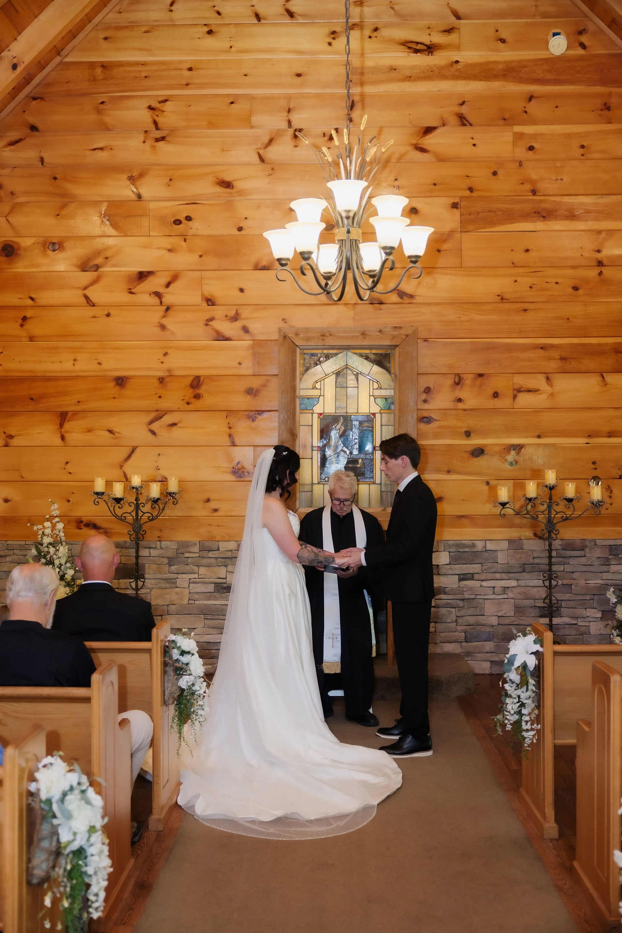 Elope-to-the-Little-Log-Chapel-in-Gatlinburg