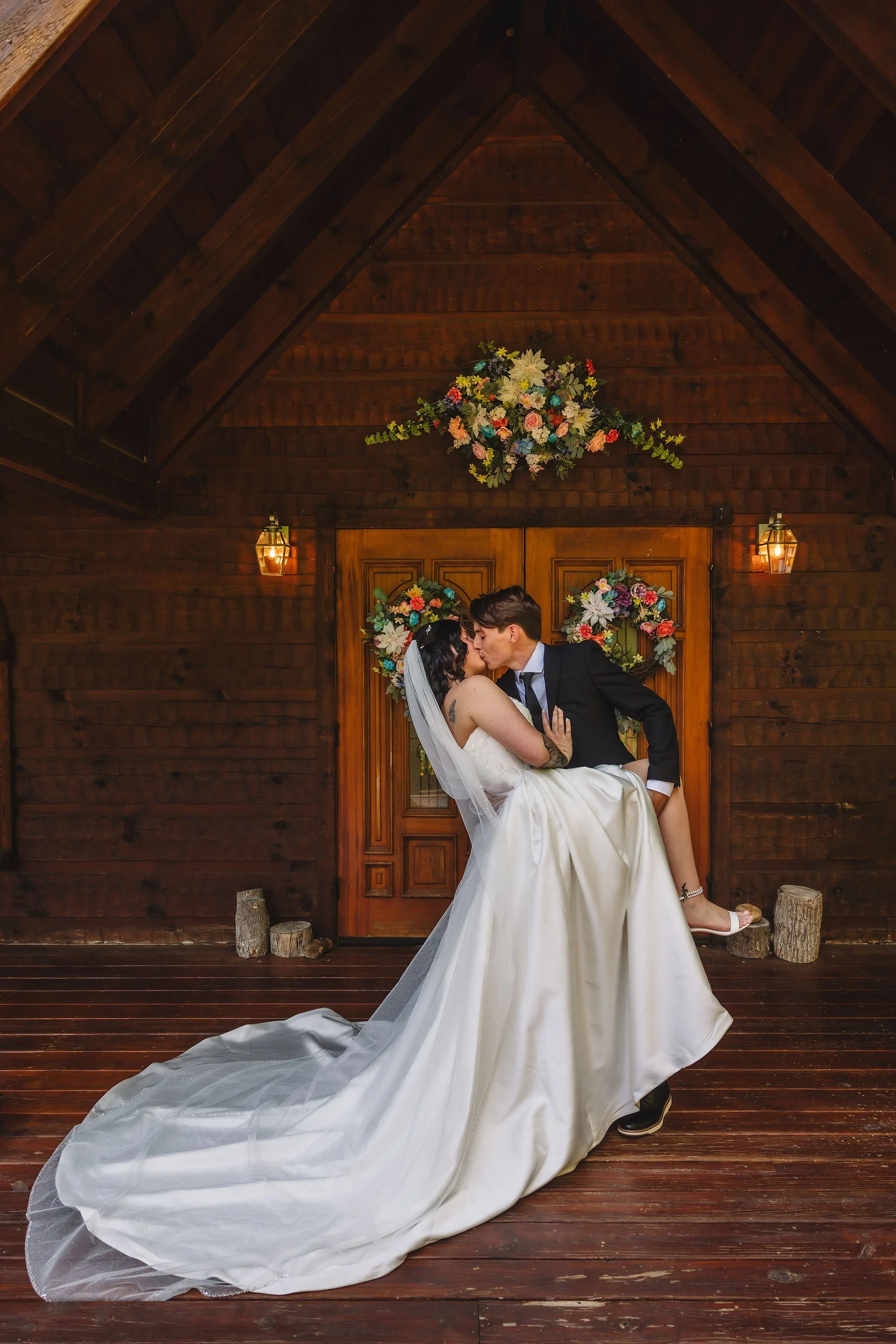Elope-to-the-Little-Log-Chapel-in-Gatlinburg