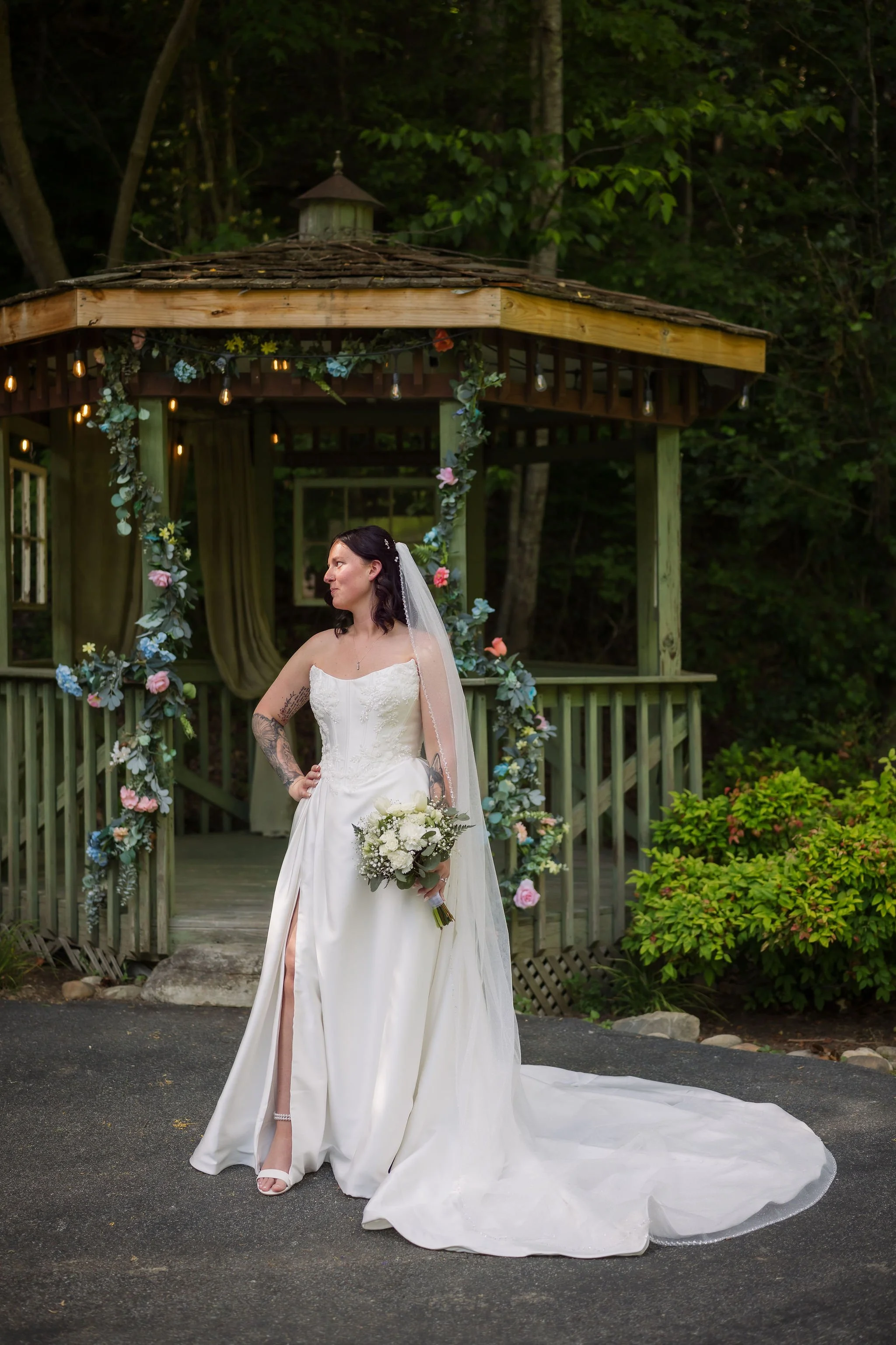 Elope-to-the-Little-Log-Chapel-in-Gatlinburg