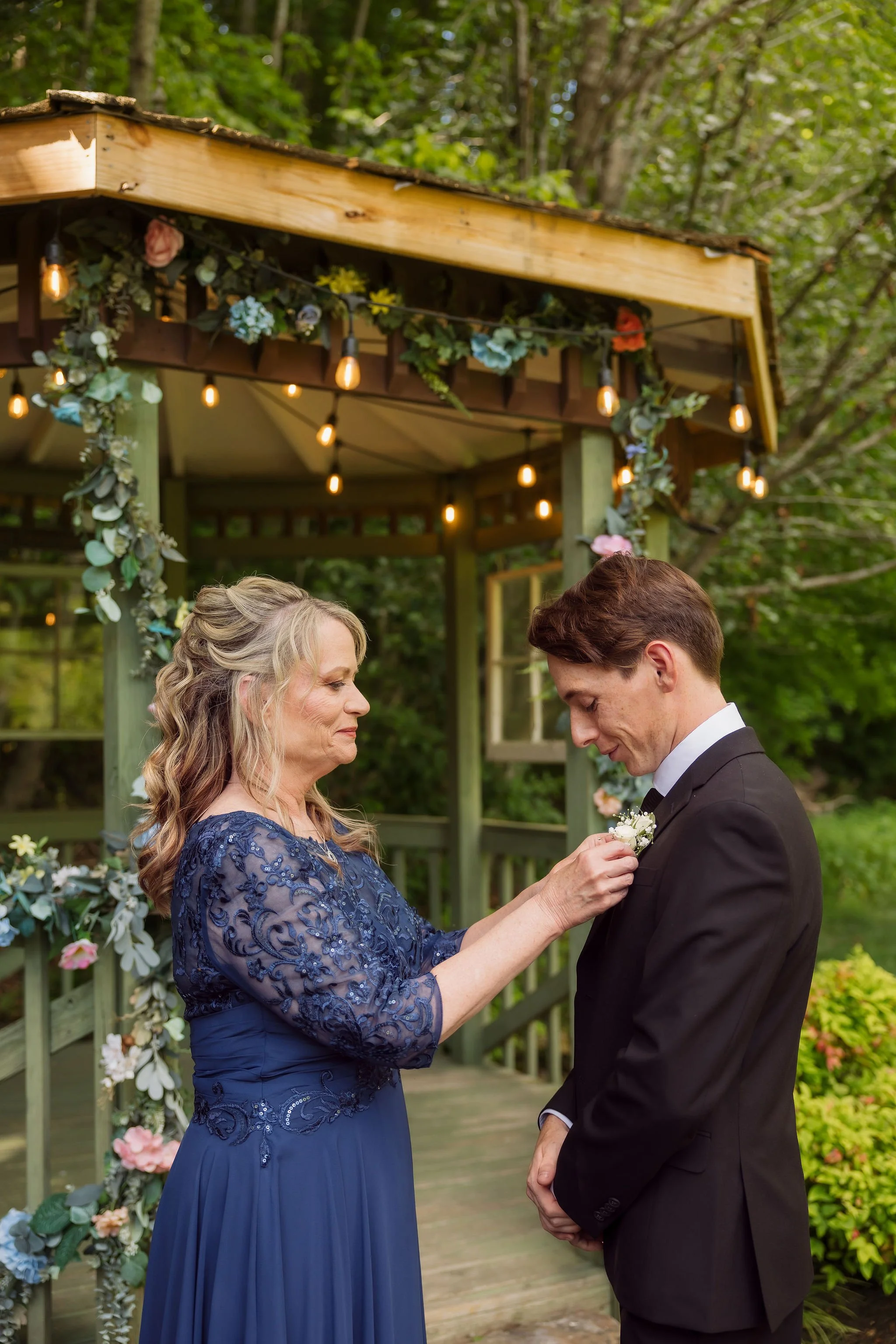 Elope-to-the-Little-Log-Chapel-in-Gatlinburg