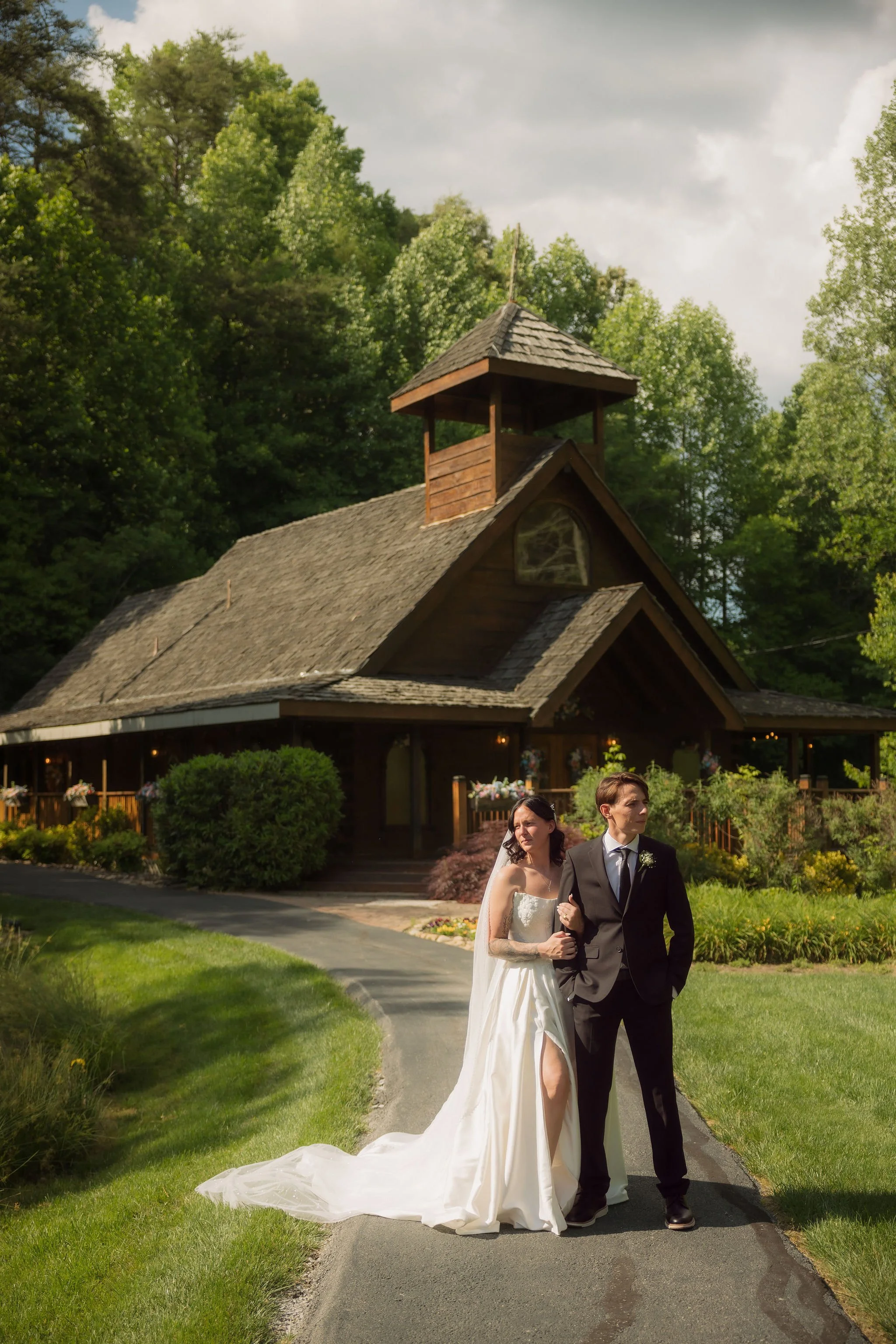 Elope-to-the-Little-Log-Chapel-in-Gatlinburg