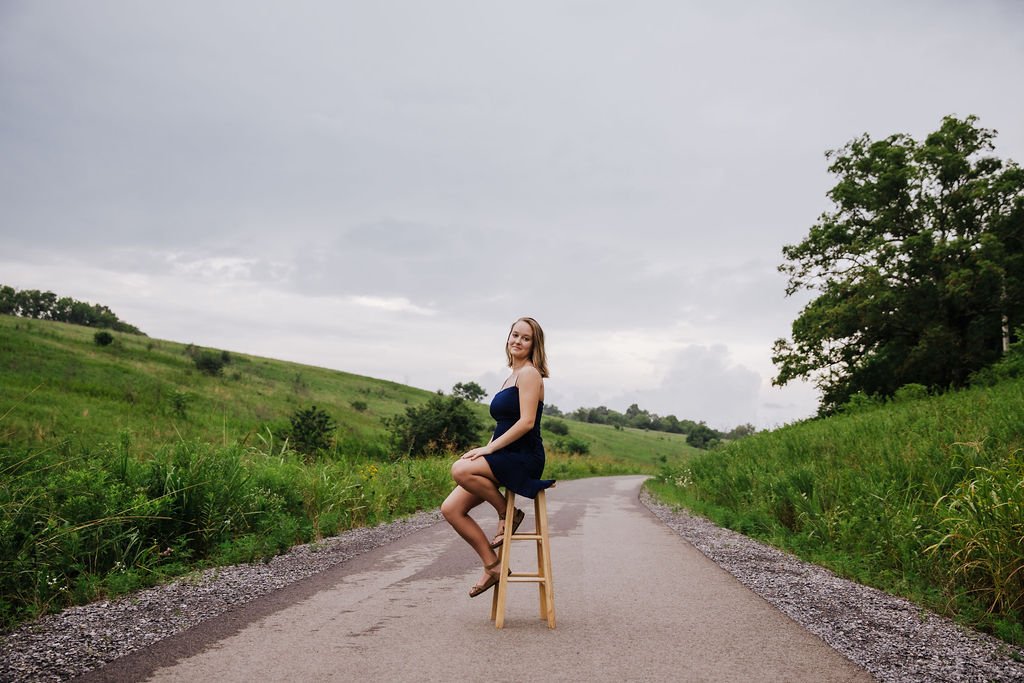 photographers-in-gatlinburg-tn-gatlinburg-photographers-favorite-senior-picture-poses-young-woman-sitting-on-stool