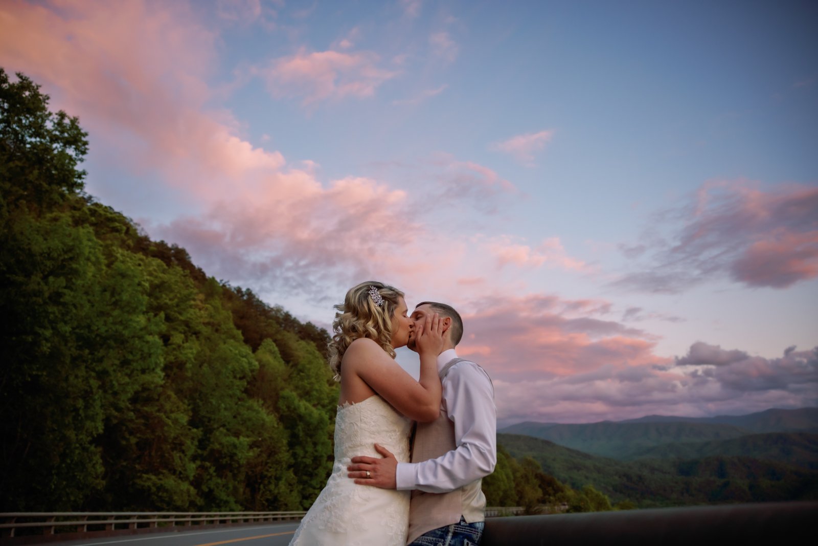 gatlinburg-photographer-eloping-in-gatlinburg-tn-couple-kiss-at-sunset