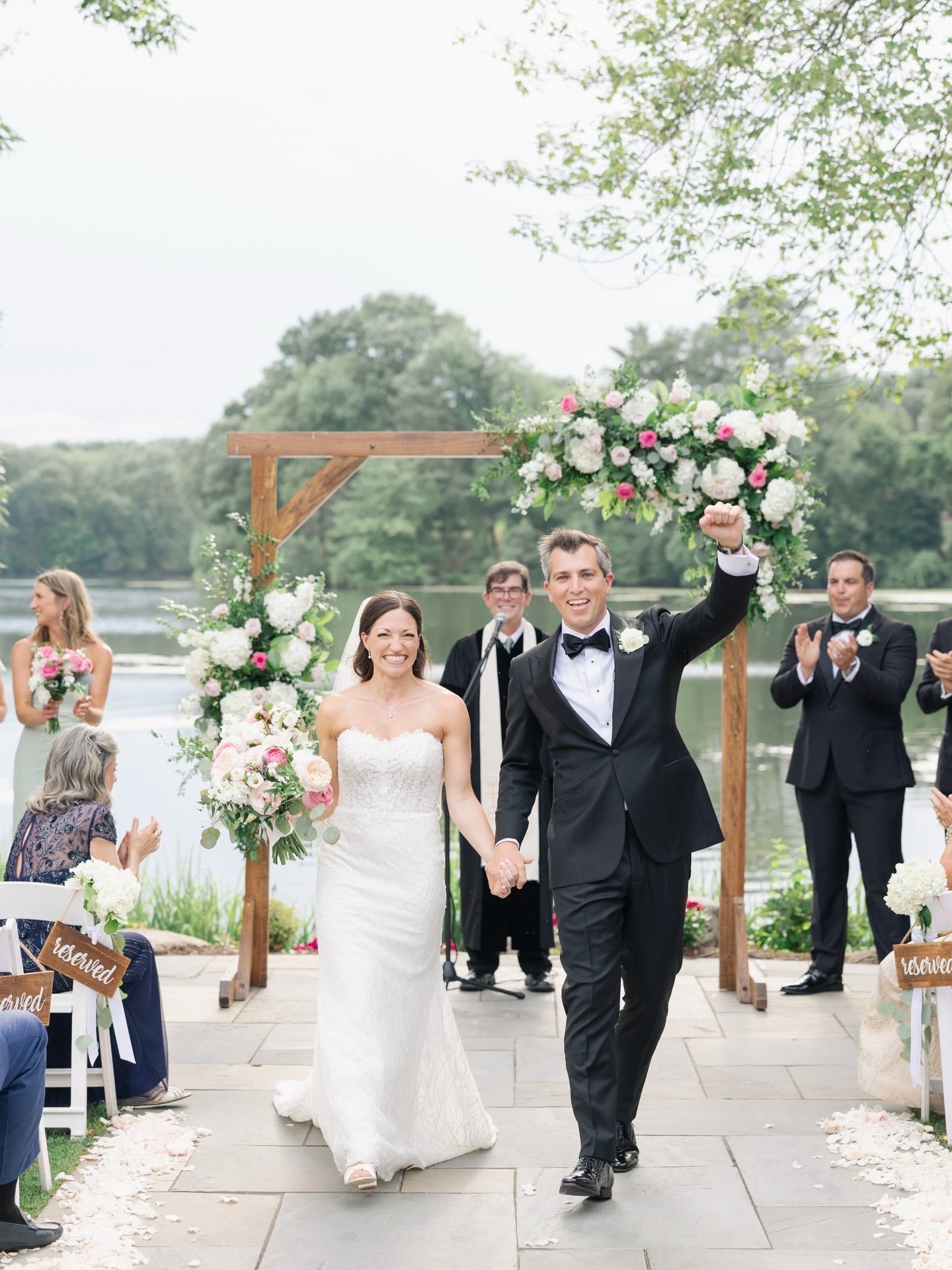 Get @reshare_app &bull; @alexa.lynn.photo Love at the lake ⛵️ 

A scenic ceremony space at @thelakehouseitc for J&amp;B&rsquo;s late July wedding. 

(Peep a behind the scenes clip of us directing the shot! 📸)

Photography | @alexa.lynn.photo
Venue |