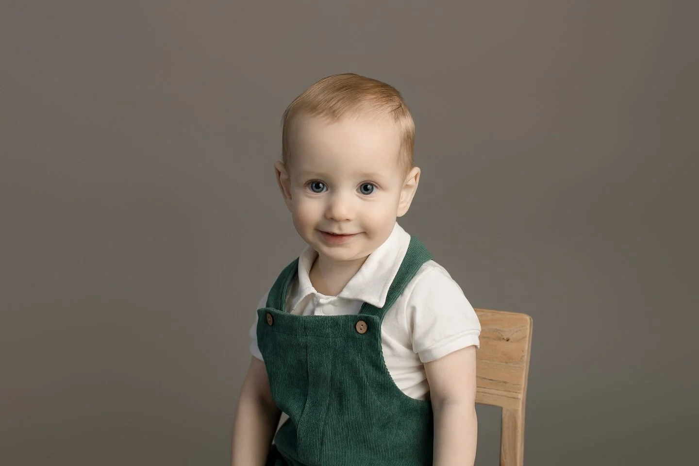 This little guy is ABSOLUTELY adorable!! We recently took his 1st year photos and he was a ham for the camera ☺️

Also, we have a few spots left for other 1st birthday/cake smash sessions for the remainder of this month, so reach out while they&rsquo