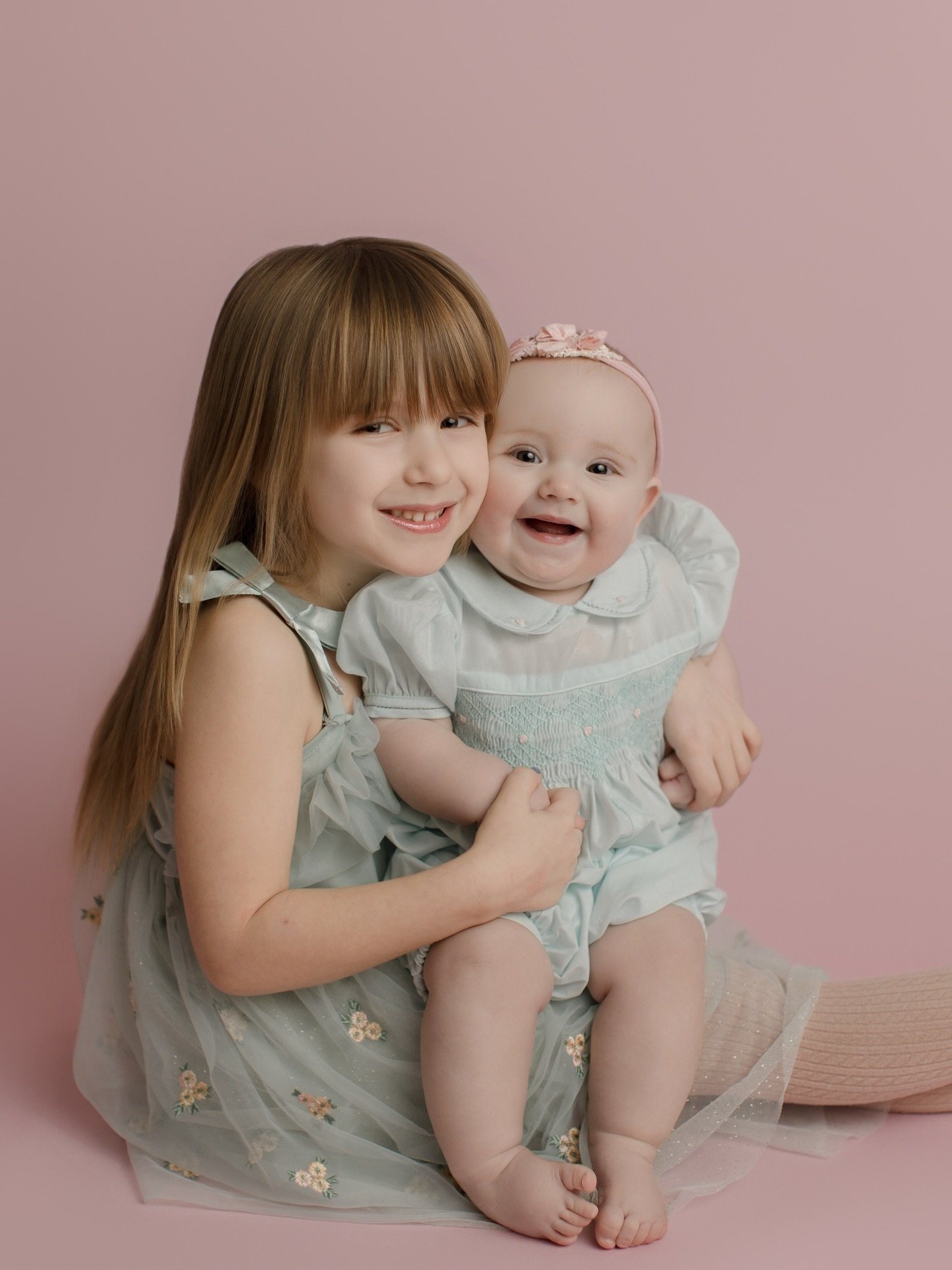Nothing here but sisterly love 💕

@roseygmoore thank you for always trusting me to take photos of your little ones. They&rsquo;re absolutely perfect and I can&rsquo;t wait to share more from this photo session soon! ☺️

#Photography #Photographer #N