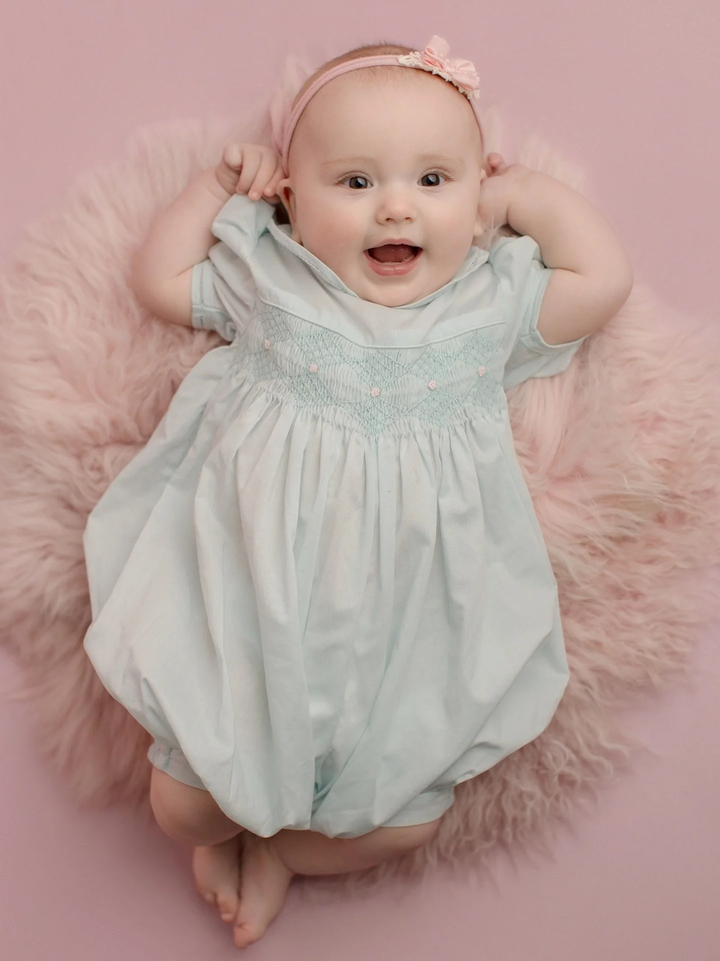 Half a year of giggles, gummy smiles, and growing personalities. Capturing this sweet little one&rsquo;s 6-month milestone &mdash; the perfect mix of curiosity and cuddles 💕

🏷️ @roseygmoore 

#6months #Babiesofig #photography #Photographer #winche