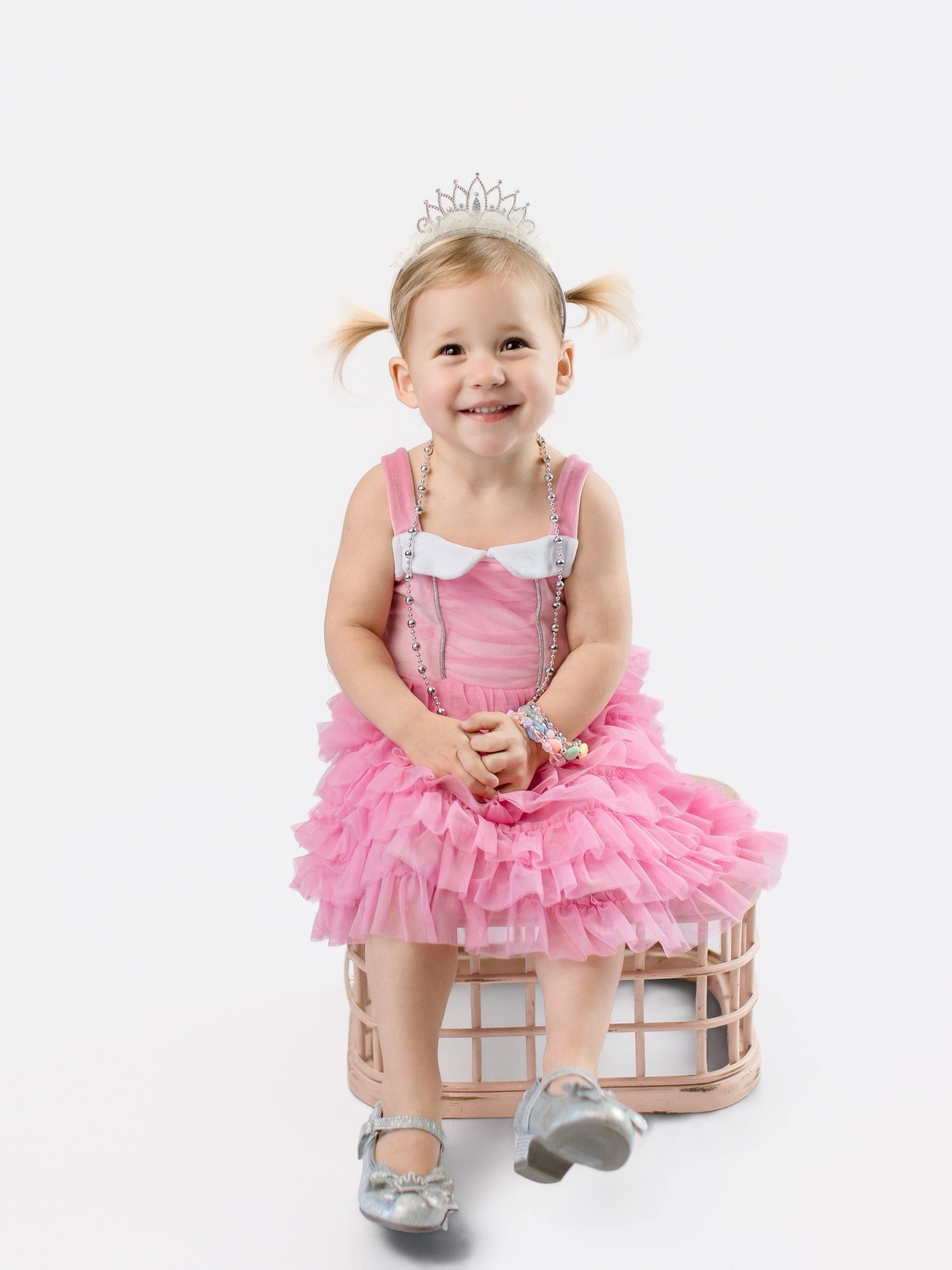 Every little princess deserves her moment to shine - twirls, giggles, and all 👑

Capturing these photos during our last personality mini session day was a blast. Don&rsquo;t let the small crown fool you, her smile could rule a kingdom someday ☺️

#P