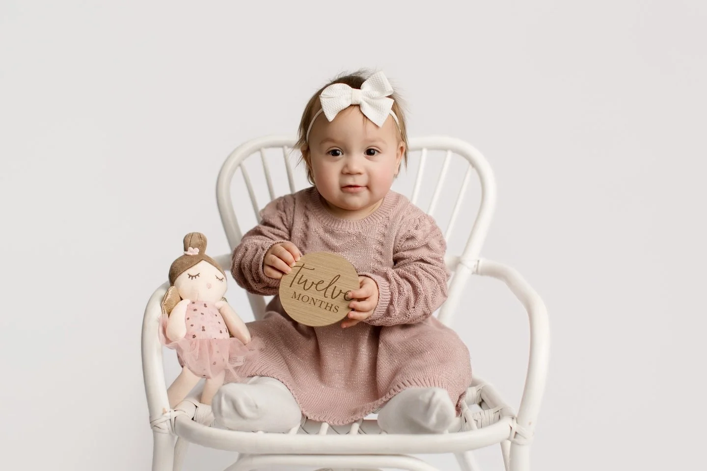 Cake smash sessions will forever have my heart! 🎂

This little one just turned ONE, and let me tell you &mdash; she brought all the giggles, frosting-covered smiles, and the sweetest personality to the studio. These sessions are some of my favorites