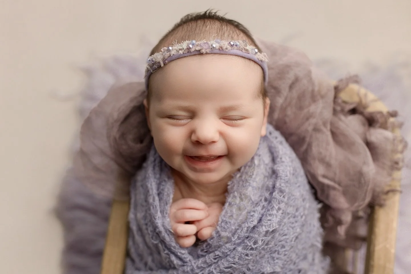 Smile, it&rsquo;s Friday! 😄

This little one clearly knows how to kick off the weekend right.

#NewbornPhotography #TGIF #Newborn #Photographer #Photography