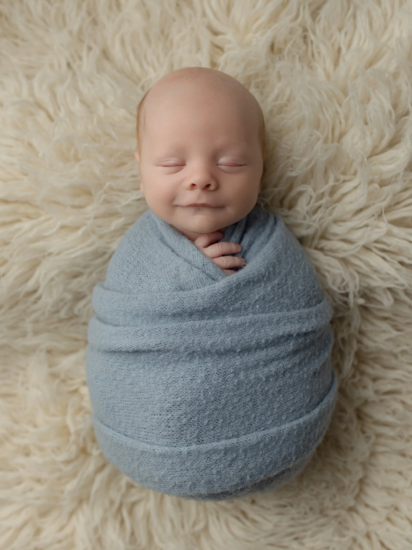 There&rsquo;s something so special about photographing a baby who&rsquo;s completely at peace. This little one was calm, cozy, and content the entire session&mdash;proof that a gentle touch, a warm room, and a full belly make all the difference.

We&