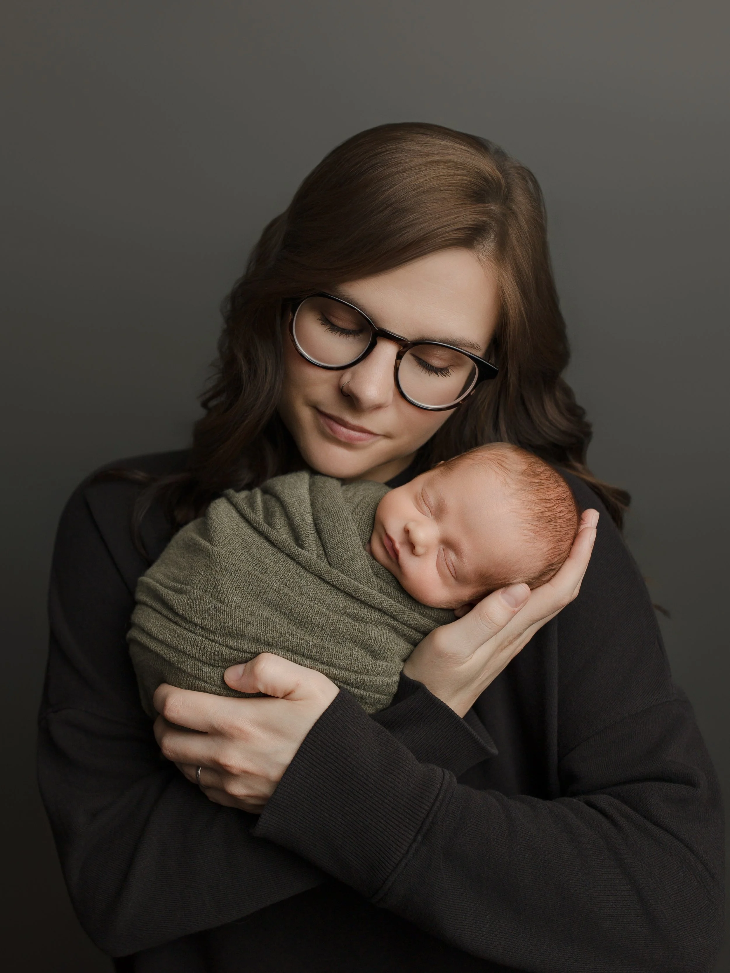 There&rsquo;s nothing quite like the way a mama holds her baby 💕

These tender moments are fleeting&mdash;but they deserve to be remembered forever!

Congratulations to this beautiful family on their newest addition and thank you again for trusting 