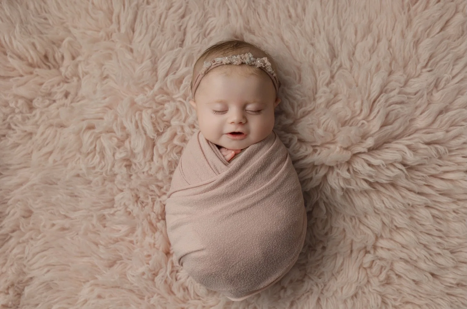 Still completely obsessed with these photos. She looks like a literal baby doll and was a dream to work with! 🥹

Don&rsquo;t worry, I still have availability in the next few months for a few more newborn photo sessions, so reach out while you still 
