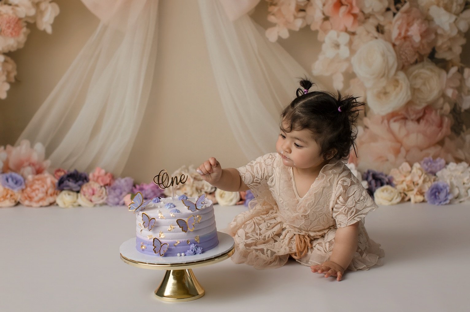 This cake was beautiful&hellip; for the 5 seconds it lasted 🤣

Honestly, it&rsquo;s amazing seeing the little ones enjoy their smash cake! I would do the same thing if I was them lol.

#SmashCake #1stbirthday #FamilyPhotographer #VirginiaFamilyPhoto