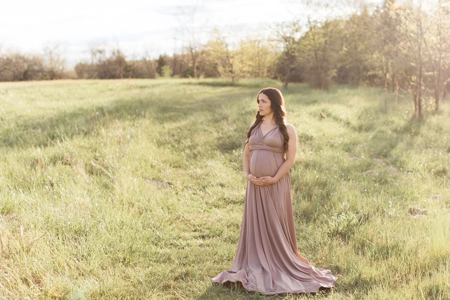 These maternity photos are some of my recent favorites that I have done &ndash; not only was the family a dream to work with, but the golden hour of the sun really worked in our favor this day! ☀️

One thing that I love about Spring/Summer is that na