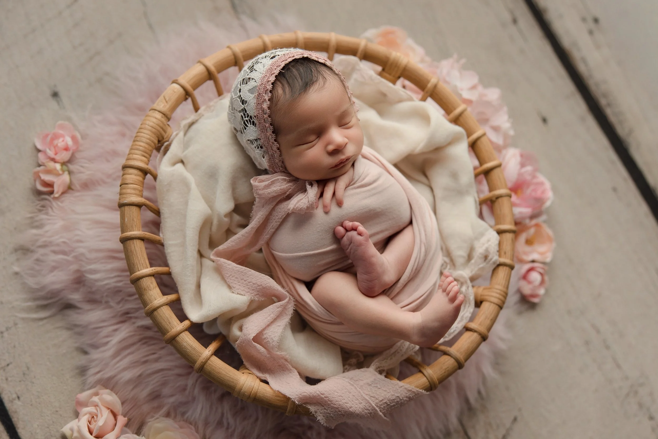 Pretty in pink 🎀

How precious is this sweet girl? I&rsquo;ll tell you &mdash; absolutely precious!

Reach out to us today to schedule your newborn photos!

#Newbornphotography #NewbornPhotographer #FamilyPhotography #FamilyPhotographer #WinchesterF