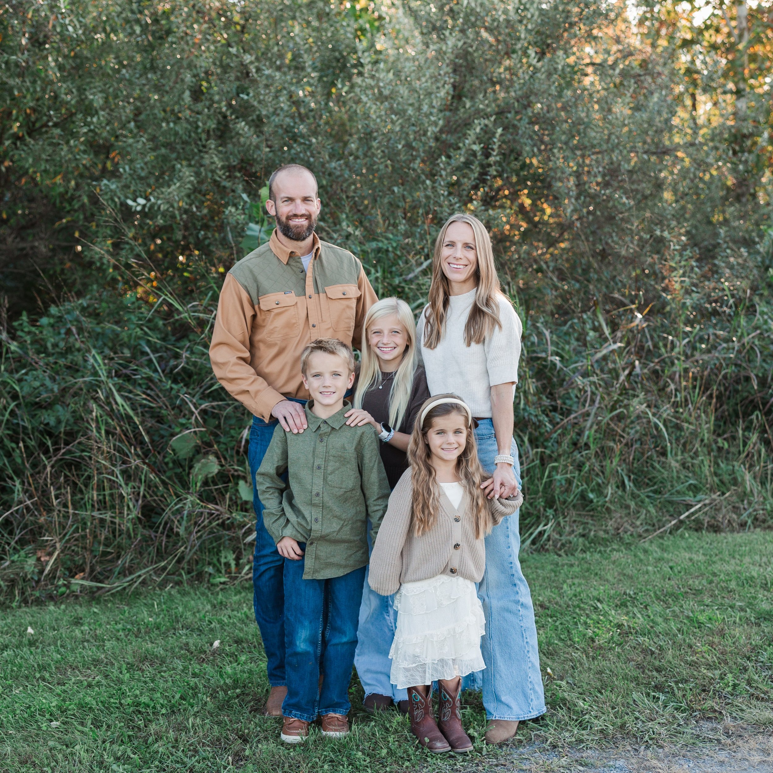 Fall Minis are wrapping up and it's on to the next... SANTA and HOLIDAY minis! A lot of the spots have booked up but there are still a few Santa weekend dates left and holiday mini dates. And as always, if you can't find a date/time to work, please r