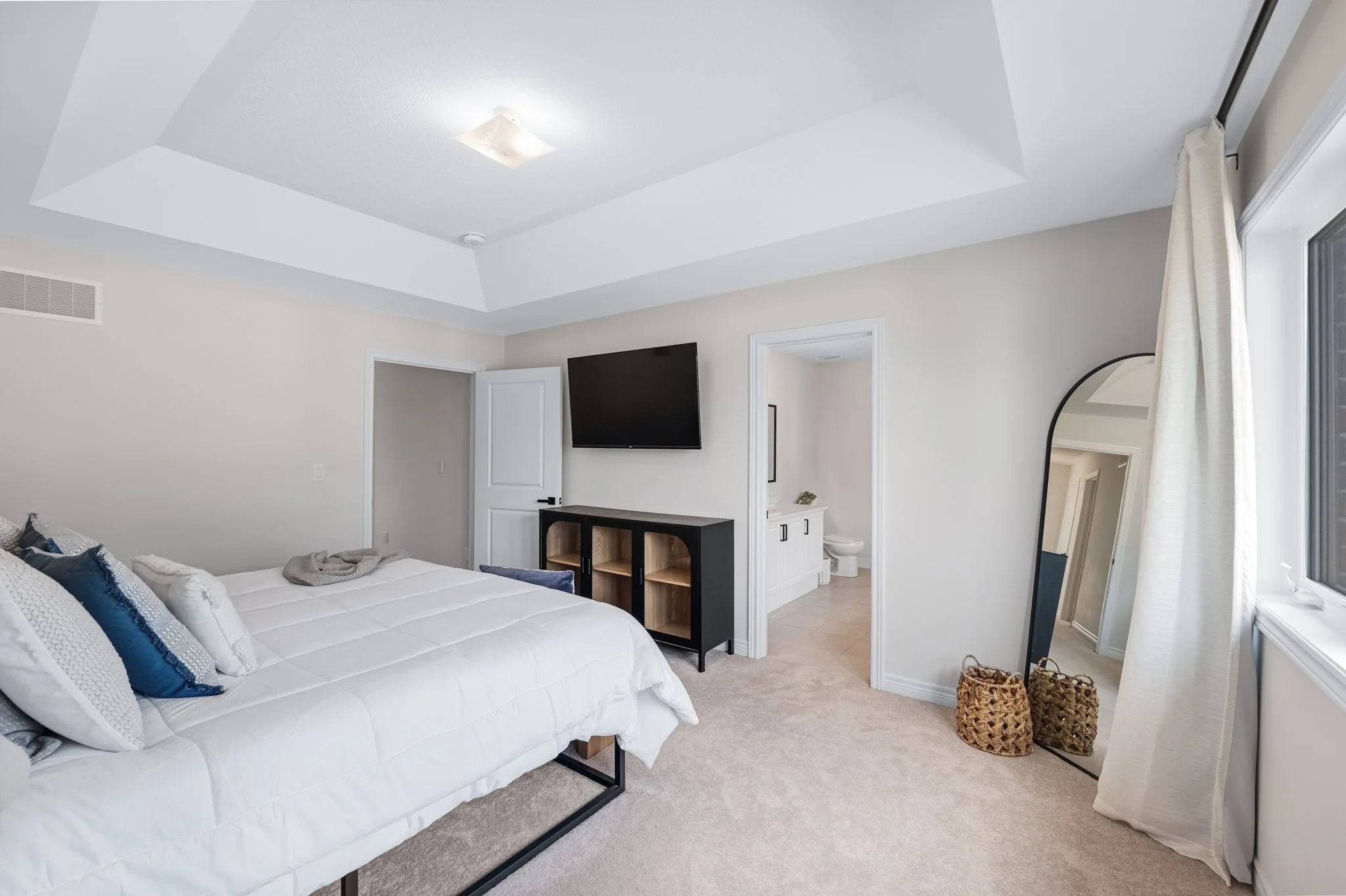 15-Ainslie-Hill-Crescent-Georgina-Web-MLS-37.jpg