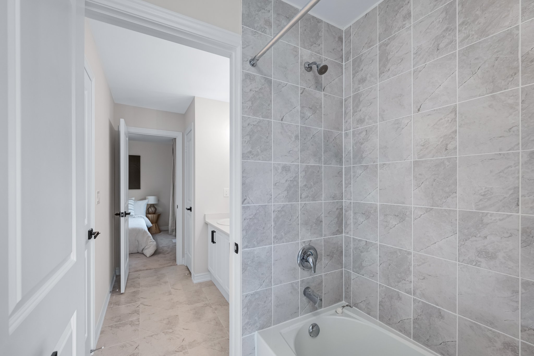 15-Ainslie-Hill-Crescent-Georgina-Web-MLS-46.jpg