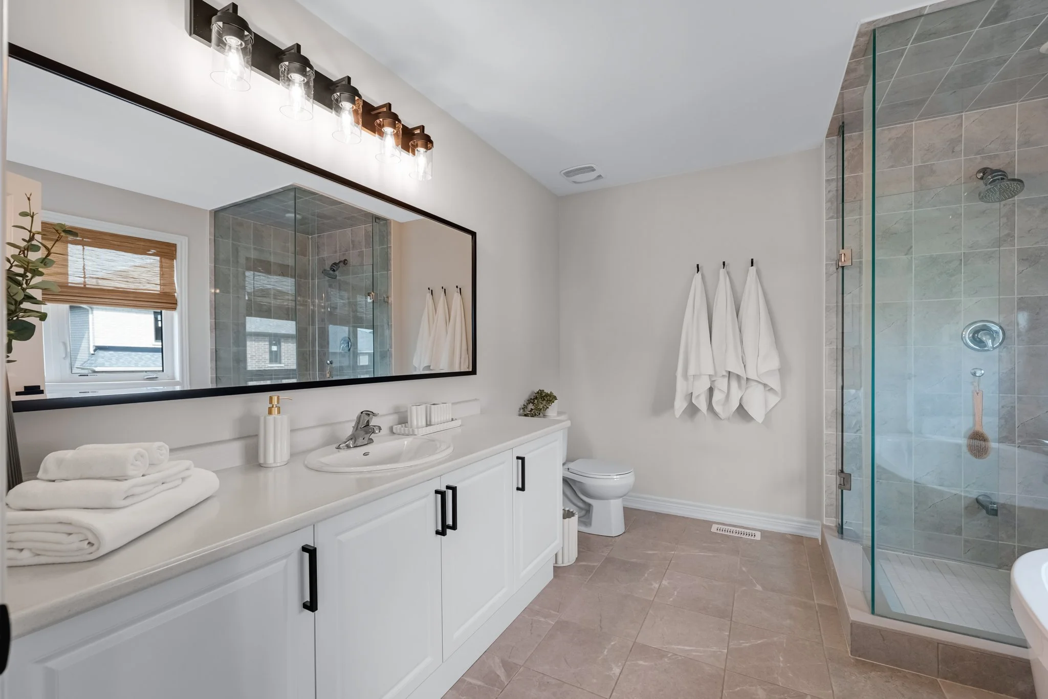 15-Ainslie-Hill-Crescent-Georgina-Web-MLS-39.jpg