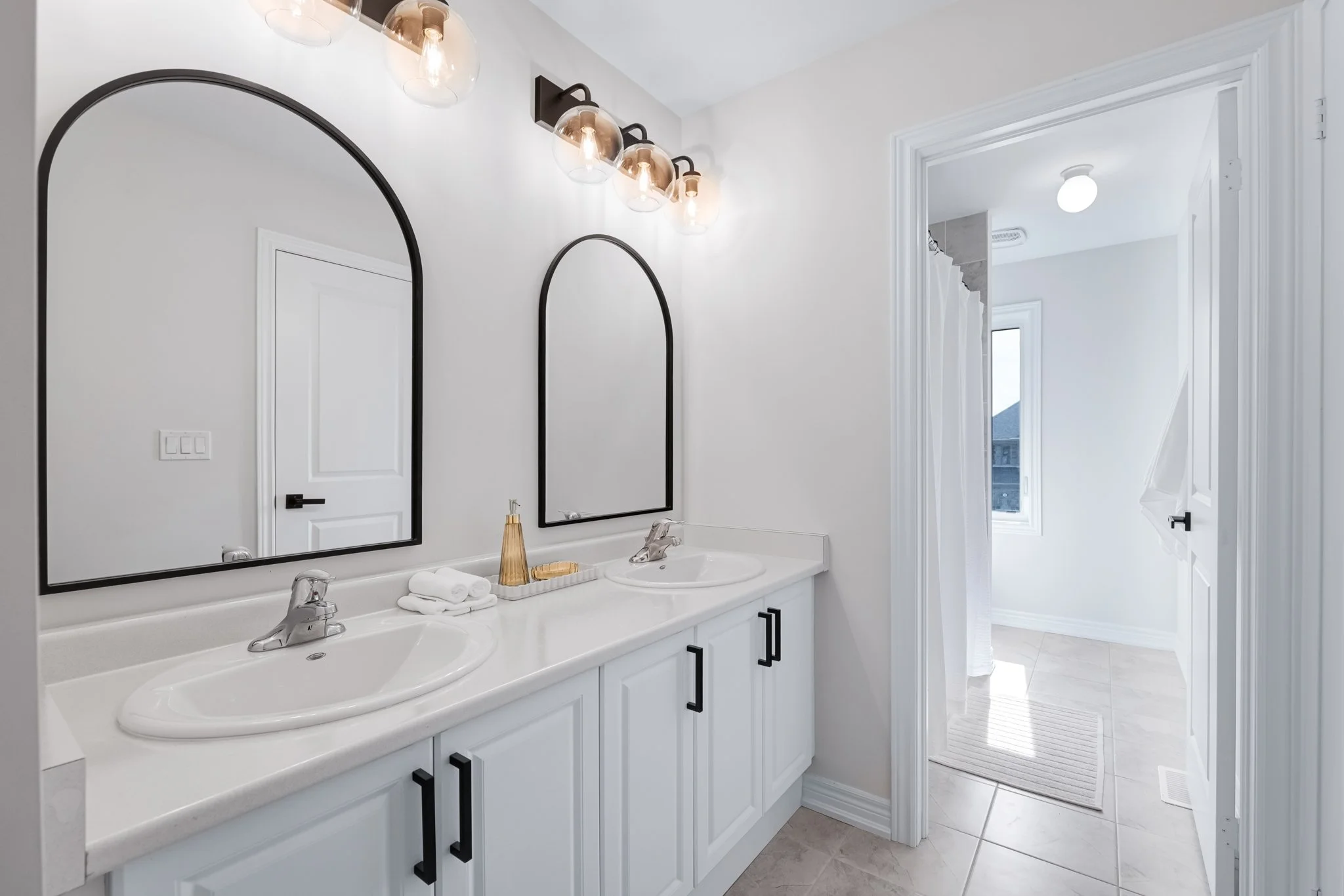 15-Ainslie-Hill-Crescent-Georgina-Web-MLS-45.jpg