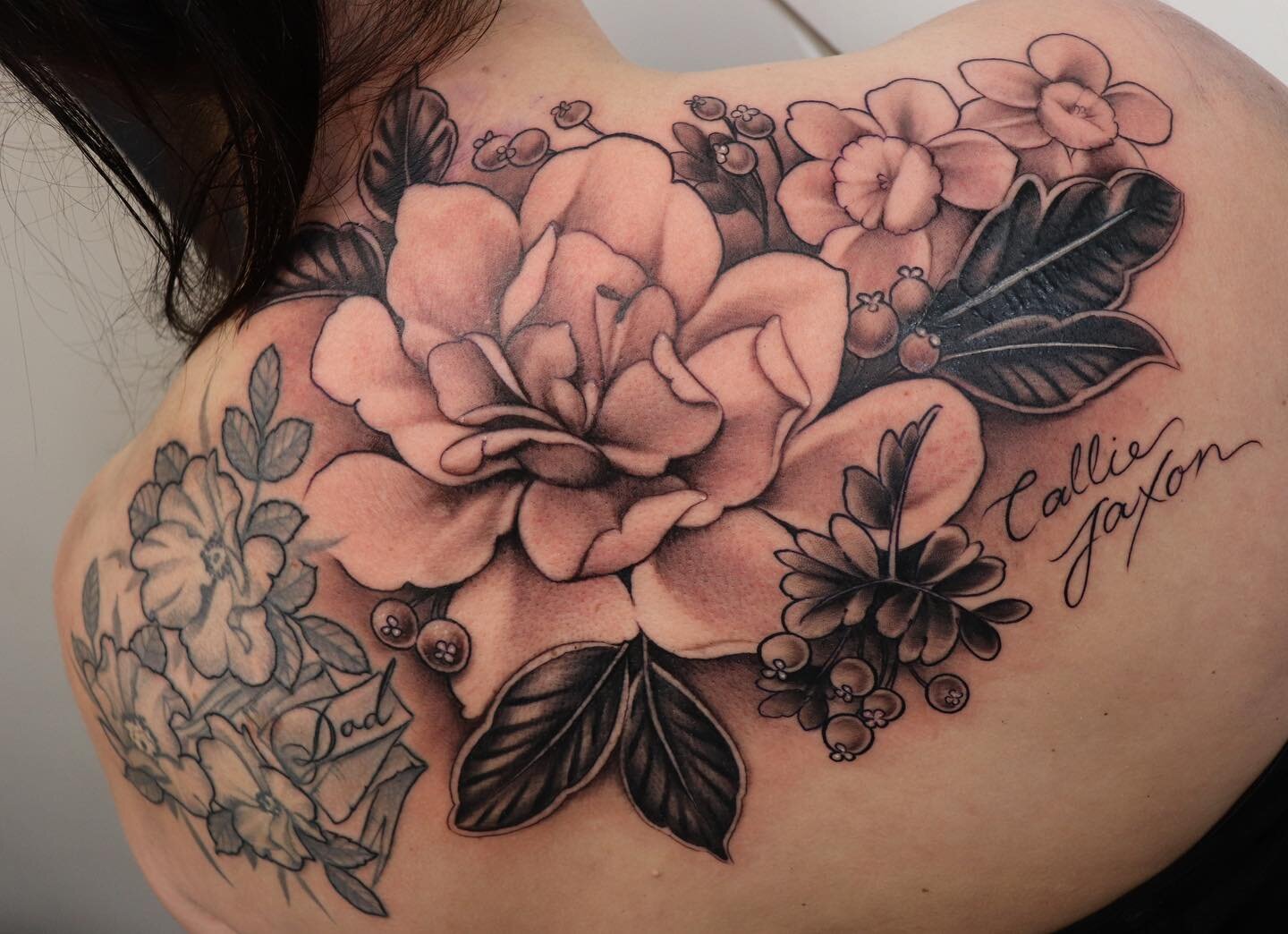 Gardenia and family flowers to go with Karlee's existing tattoo 🖤.
Www.lexiraetattoo.com 
.
.
.

#calgarytattoos #calgarytattooartist #calgarytattoo #yycartist #yycartists
#okotoksbusiness #okotoksmoms #okotokslife #okotoksliving #tattoocalgary #ink